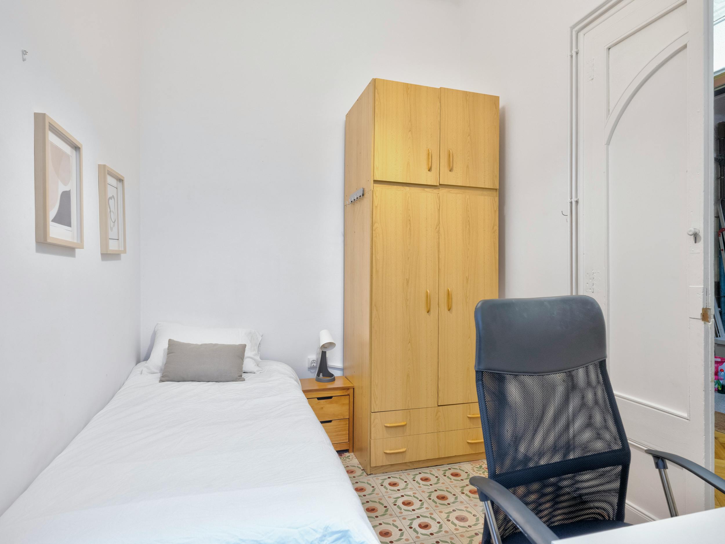 Double room Barcelona, 1 bed, 8m² — photo 1