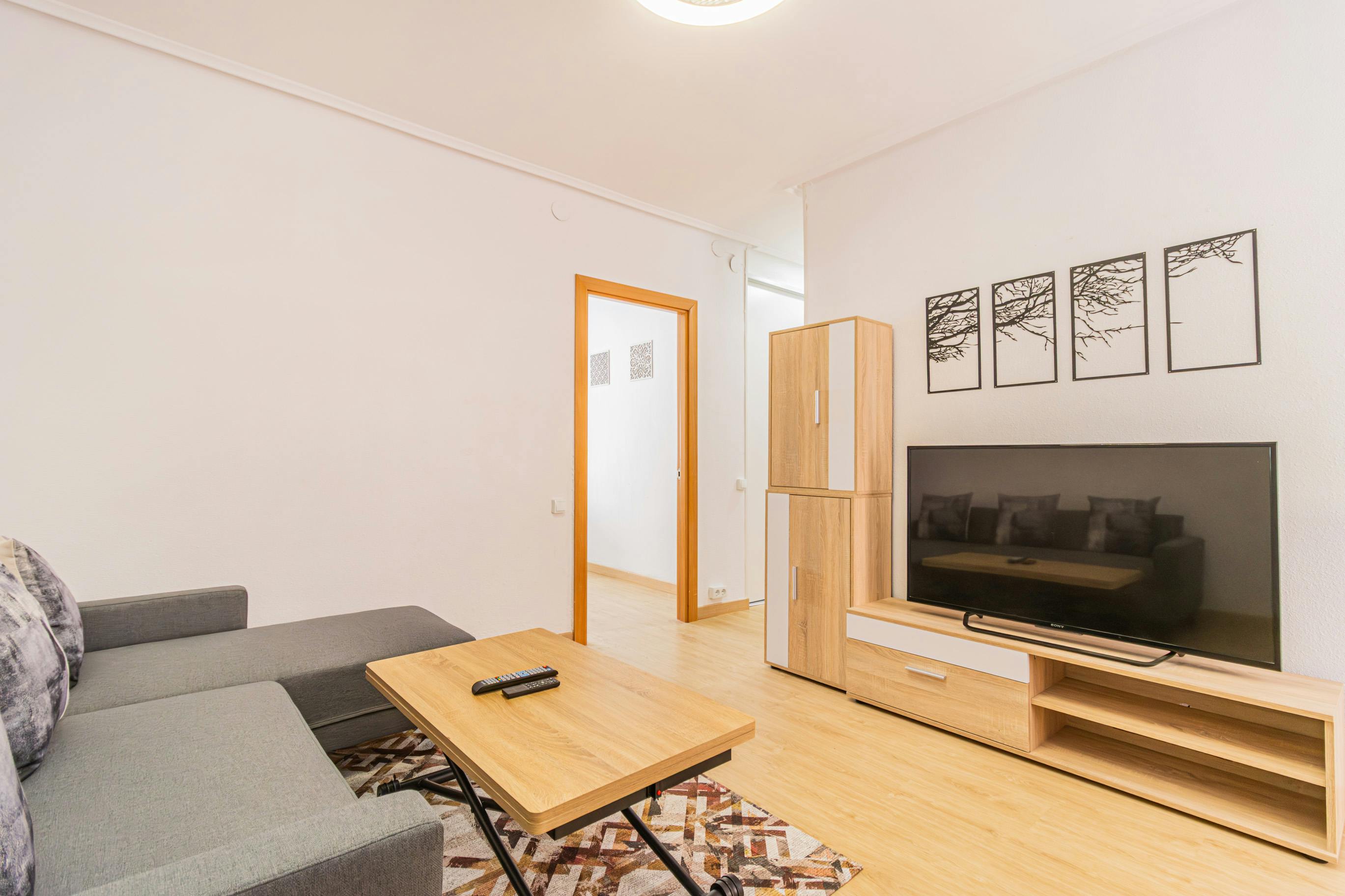 Apartment for rent for €2,700 per month in Zaragoza, Calle de Montañés