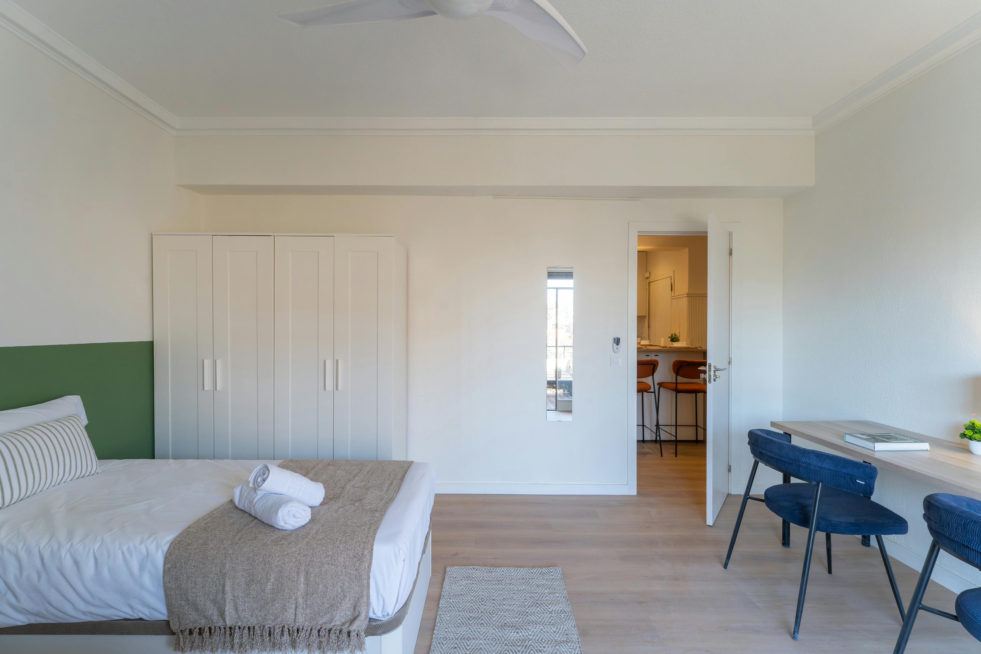 Mehrbettzimmer zu mieten für 825 € pro Monat in Madrid, Calle de Rafael Herrera