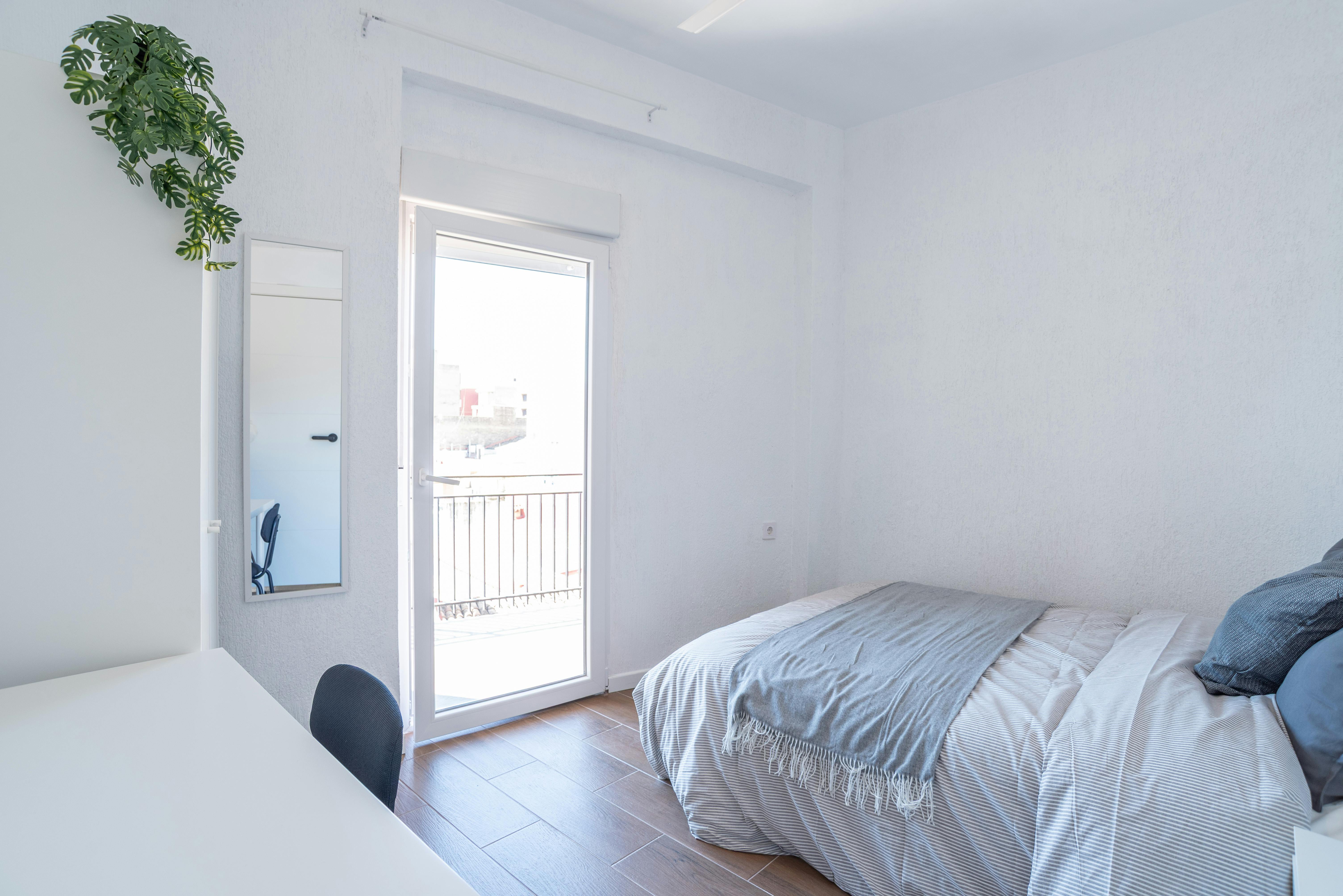Single room Torrent, 1 bed, 7m² — photo 11