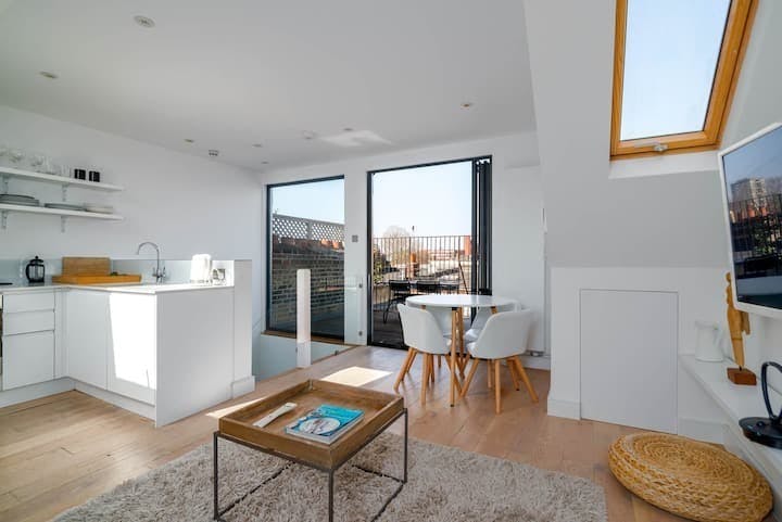 Apartment for rent for £9,999 per month in London, Comeragh Road