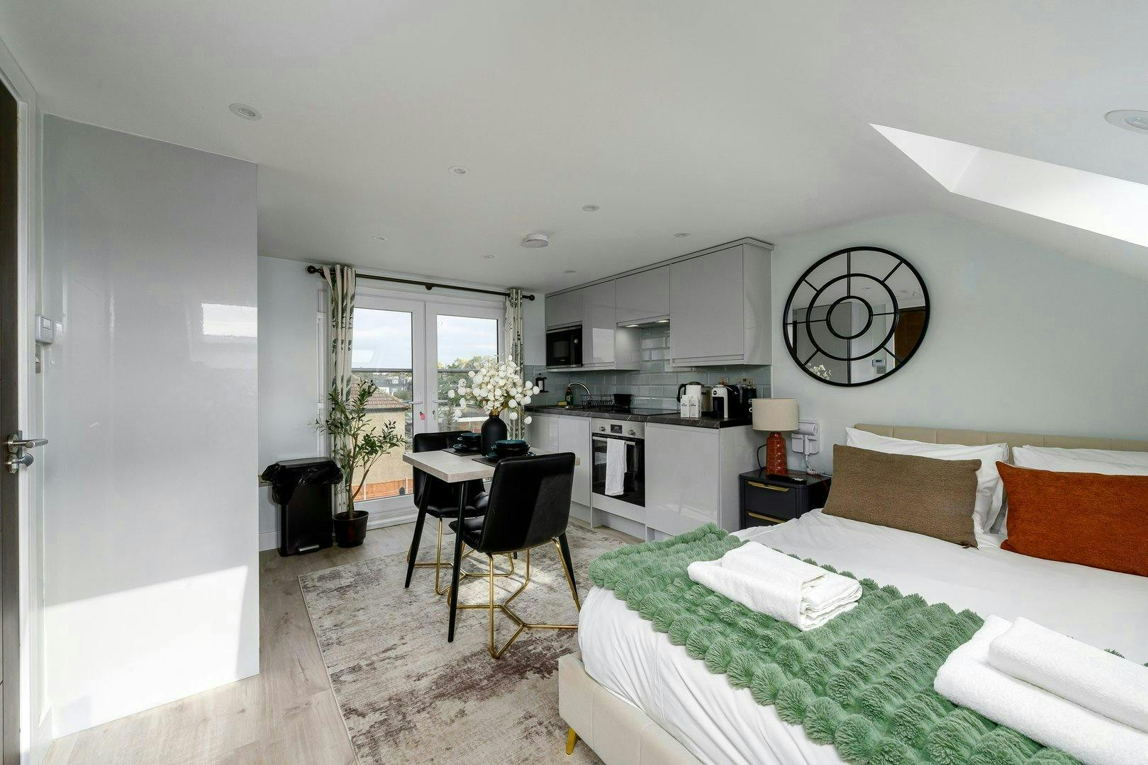 Студия сдается в аренду за 9 999 £ в месяц в Perivale, Perimeade Road