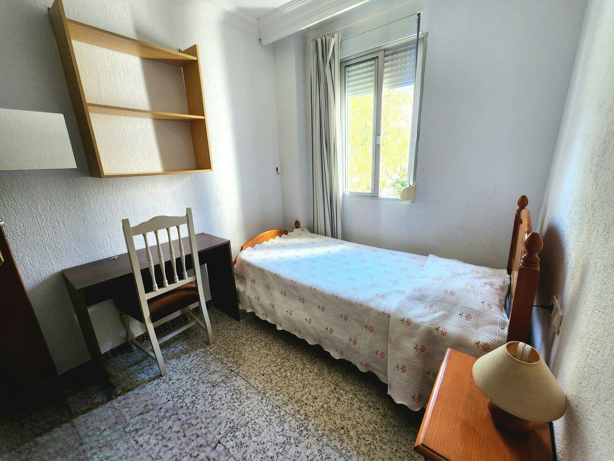 Habitación privada en alquiler por 250 € al mes en Huelva, Plaza Dulcinea