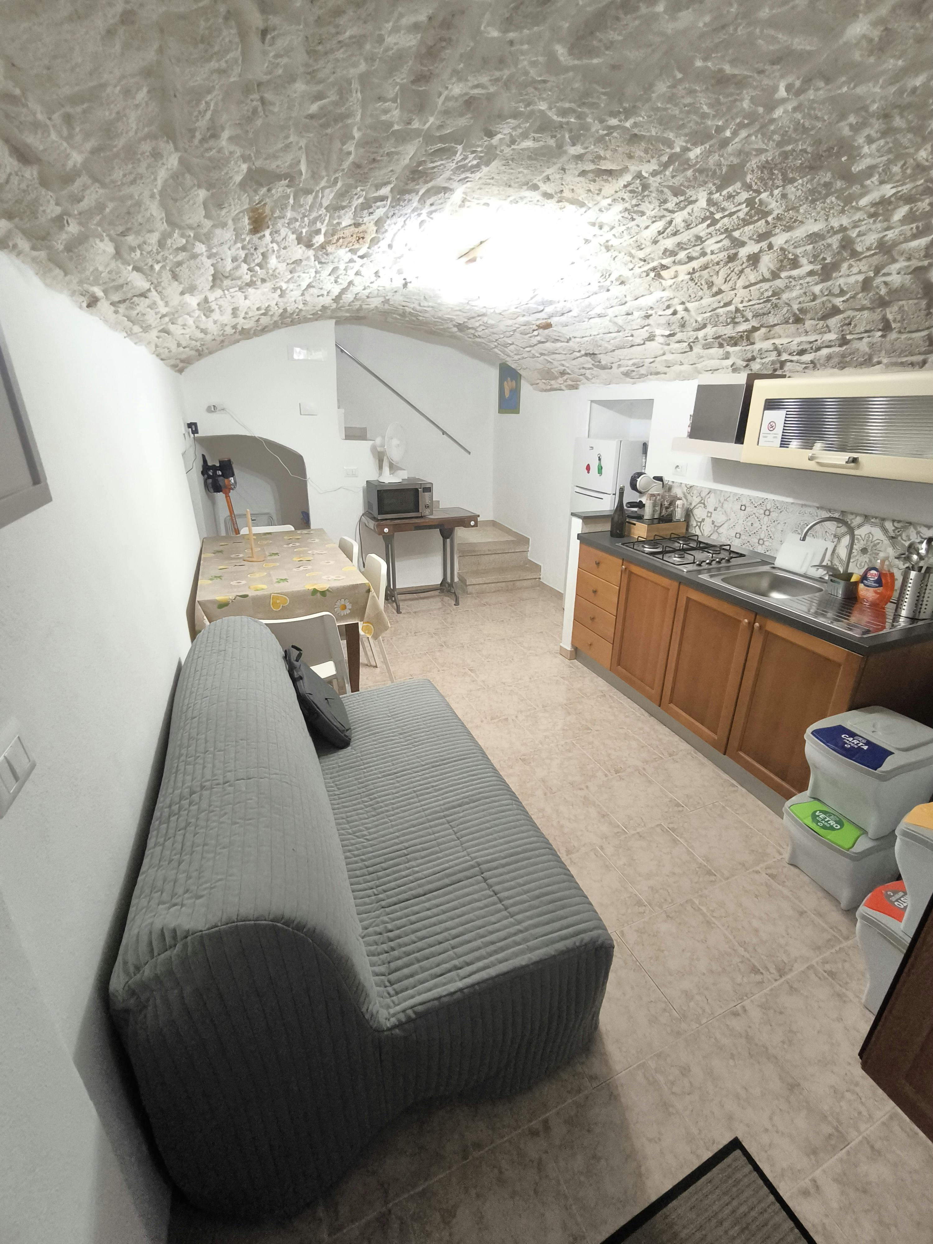 Building for rent for €2,500 per month in Modugno, Via Santa Caterina