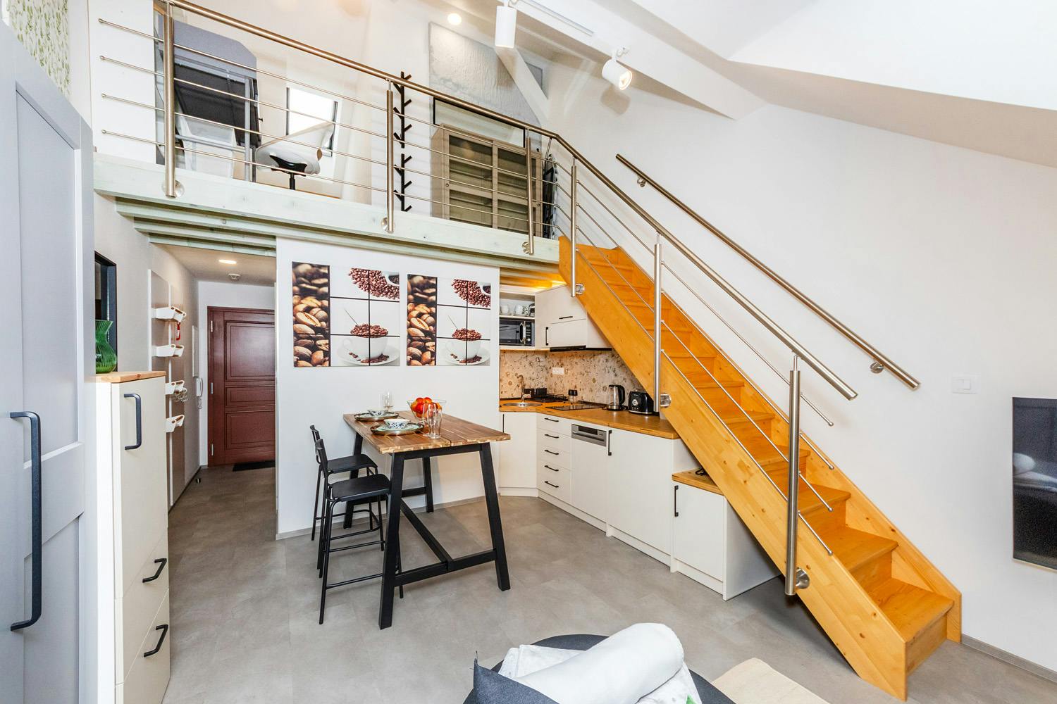 Studio te huur voor € 1.200 per maand in Hlavní město Praha, Na Zámecké