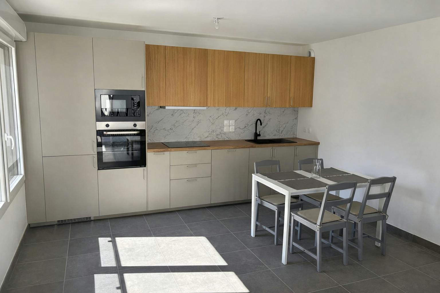 大楼 正在以 €1,500 的月租出租，其位于 Thonon-les-Bains, Avenue Jules Ferry