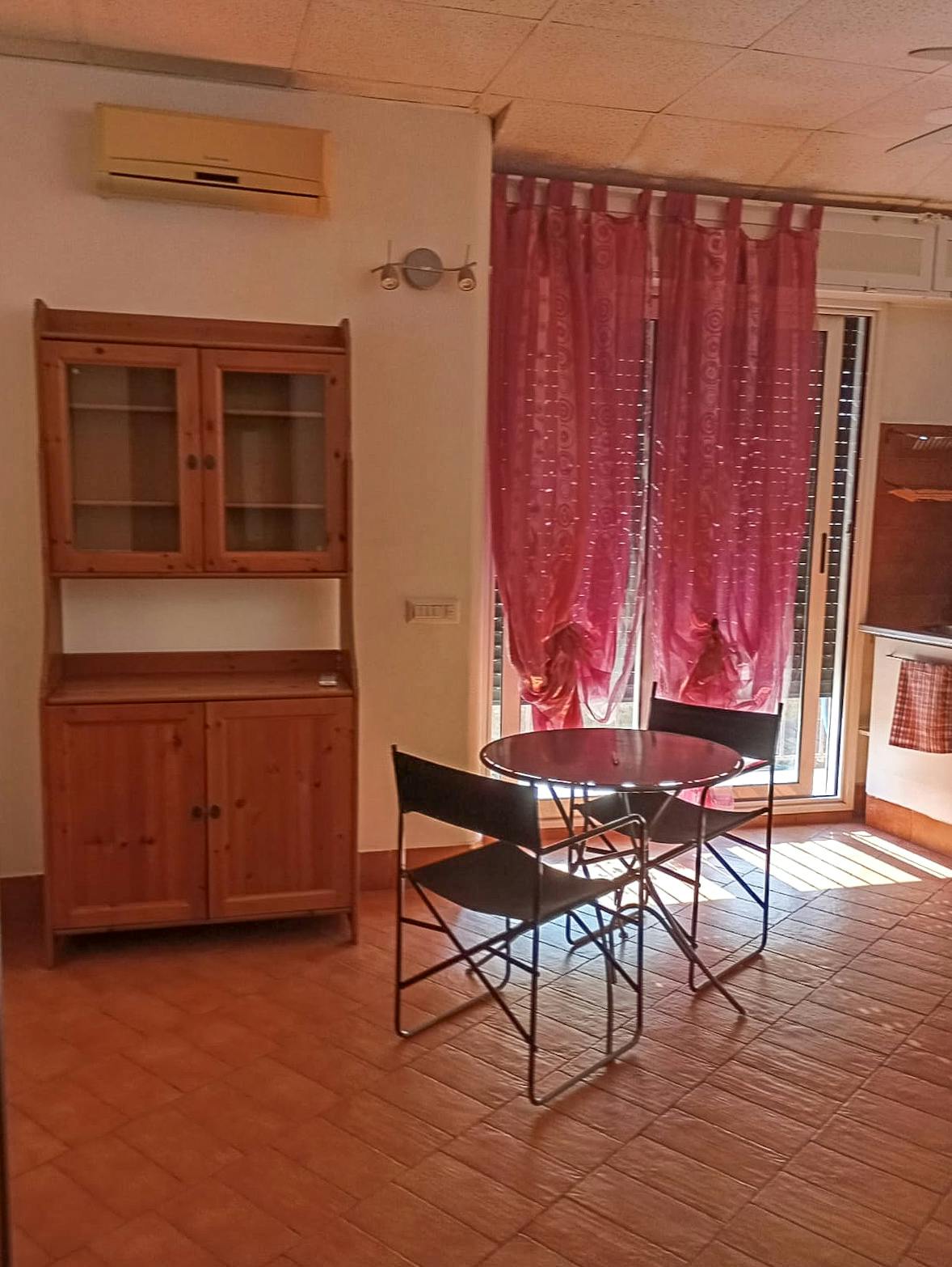 单间公寓 正在以 €800 的月租出租，其位于 Naples, Via Nuova Marina