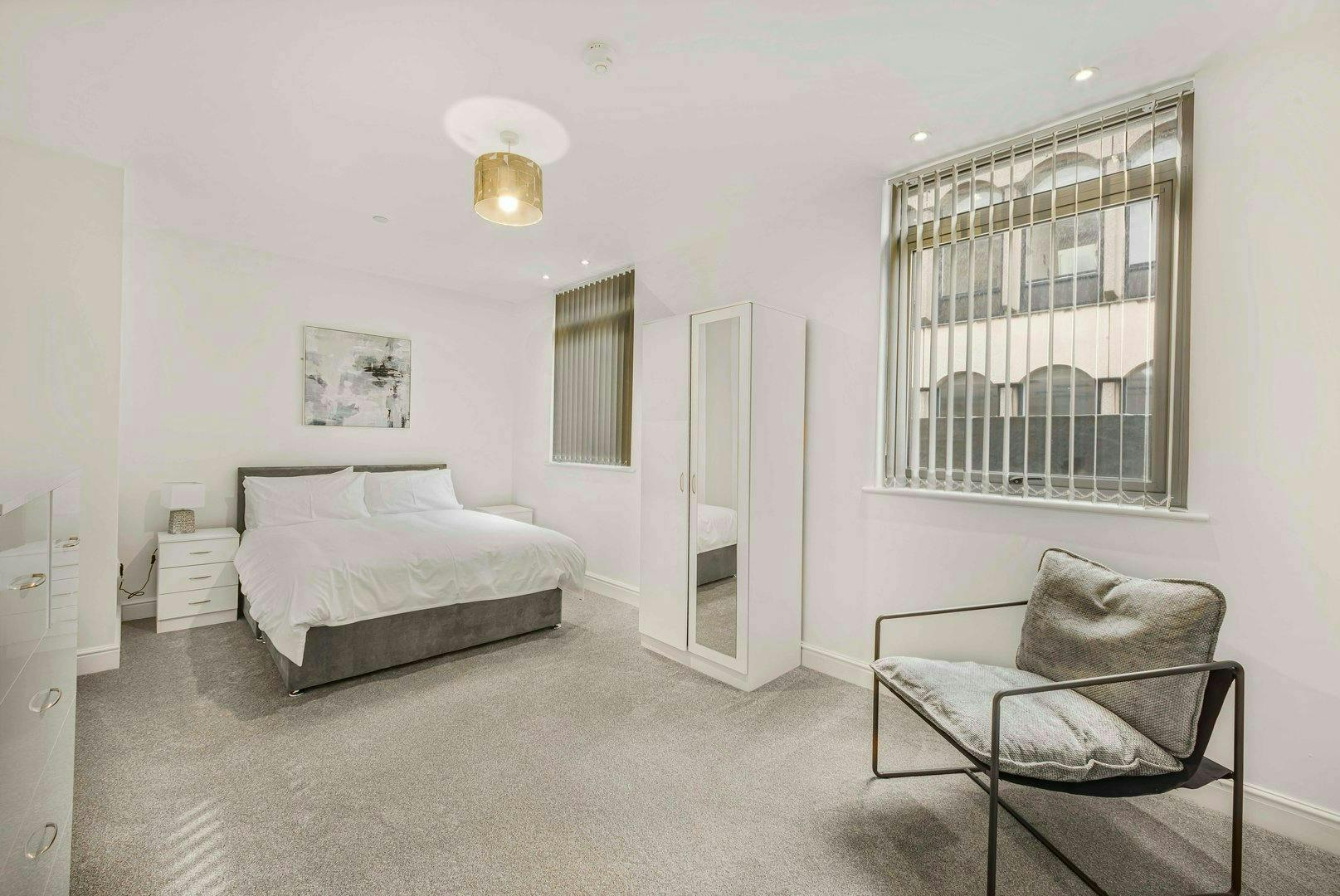 公寓 正在以 £2,600 的月租出租，其位于 Belfast, Lewis Mews