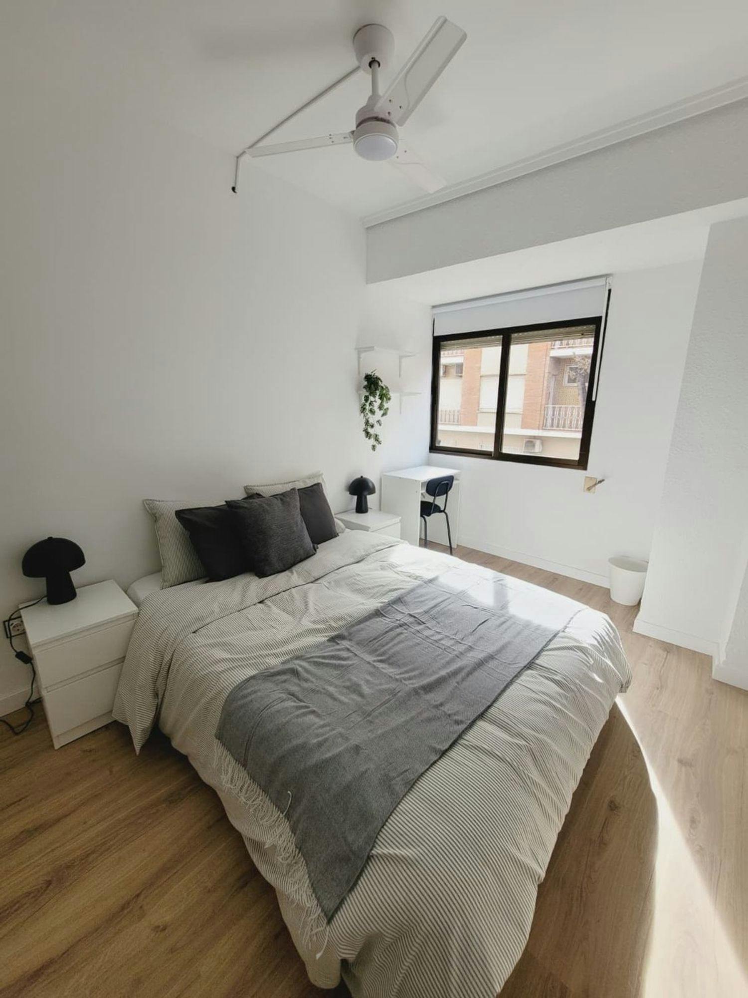 私人房间 正在以 €375 的月租出租，其位于 Torrent, Carrer Frare Lluís Amigó