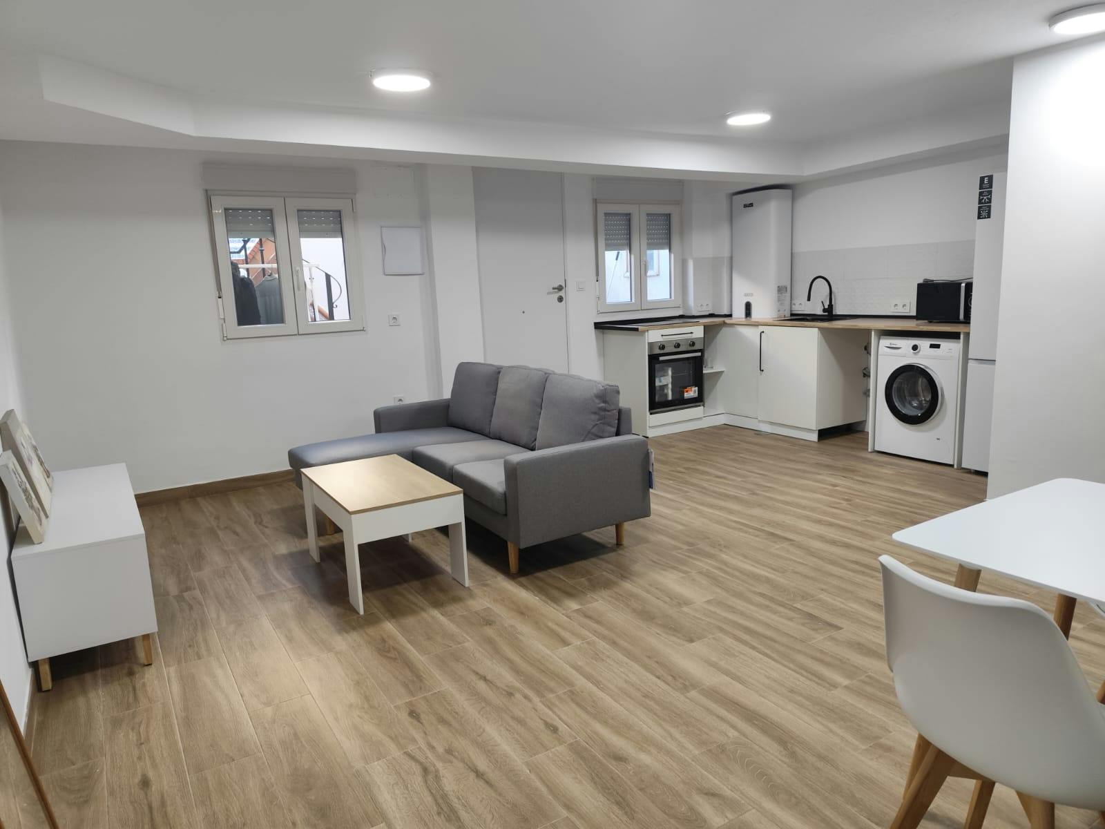 Apartment for rent for €900 per month in Mairena del Aljarafe, Barriada Residencial Aljarasol