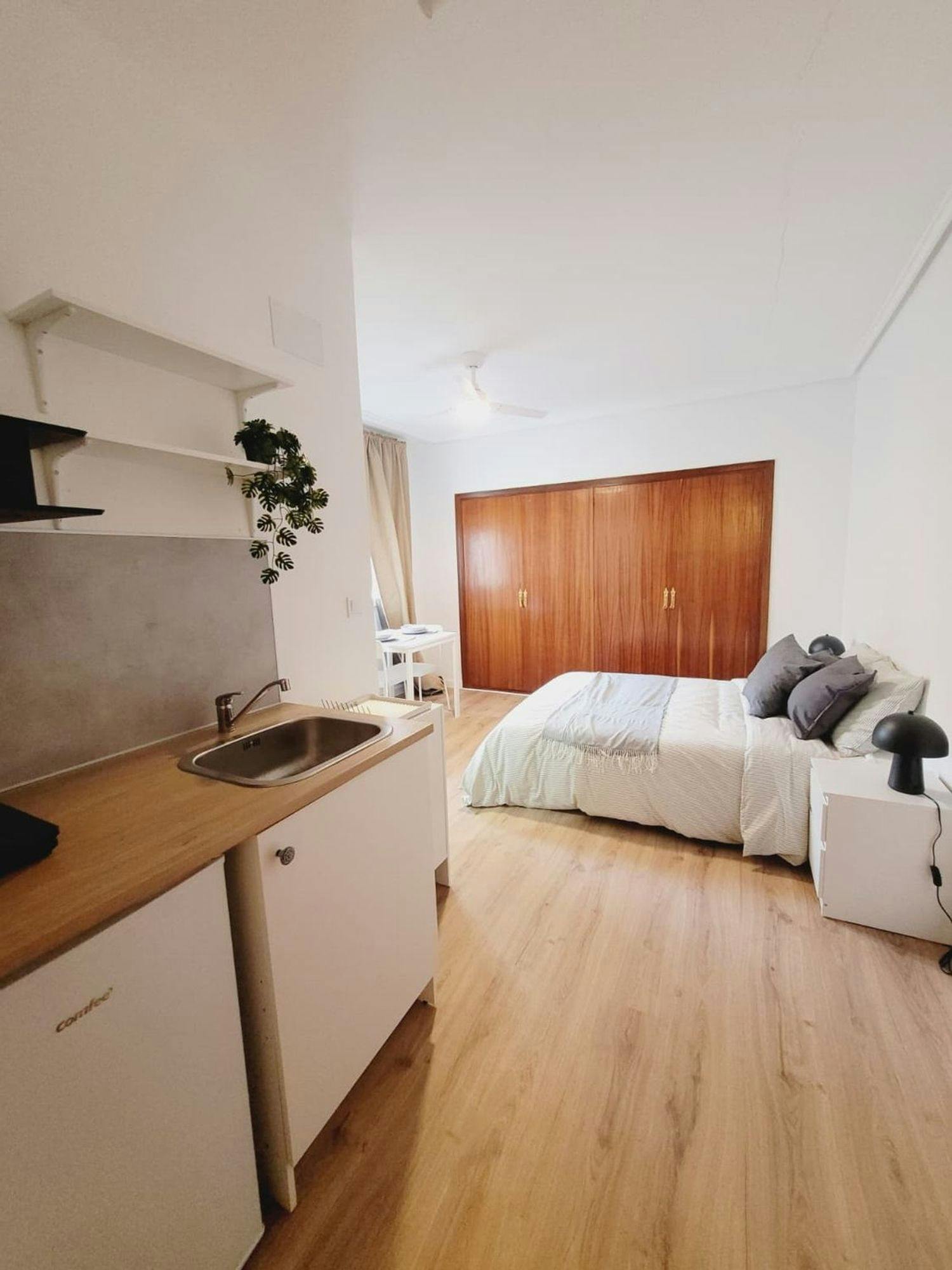 Single room Torrent, 1 bed, 18m² — photo 1