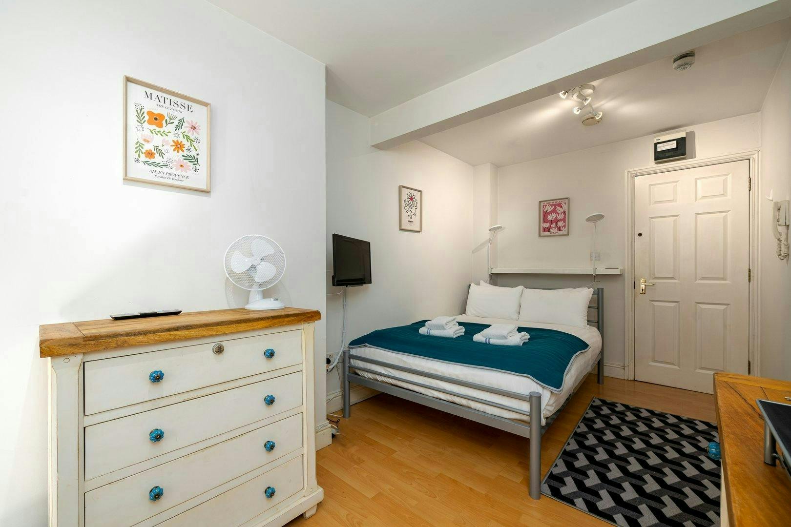 Kawalerka do wynajęcia za 9999 GBP miesięcznie w mieście London, Dennington Park Road