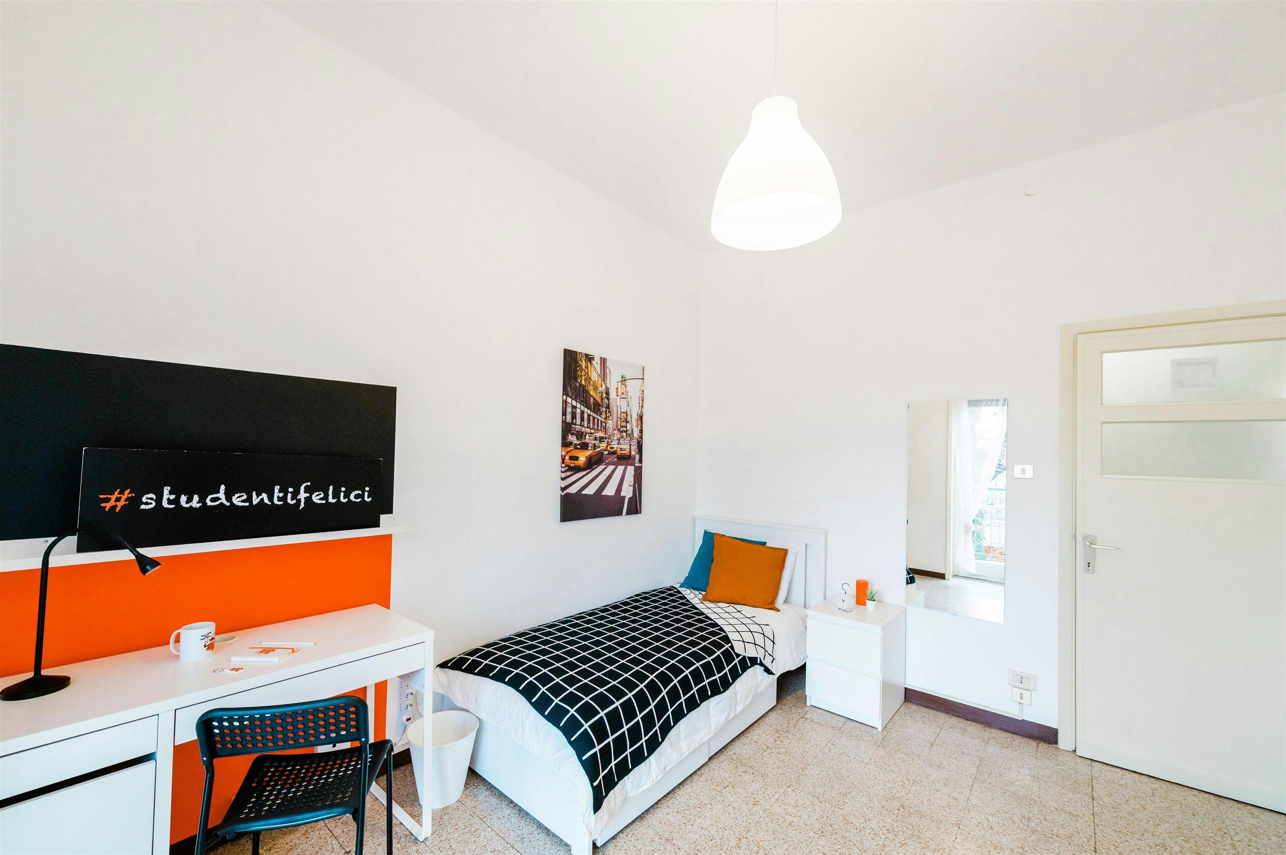 Private room for rent for €500 per month in Bergamo, Via G. Suardi