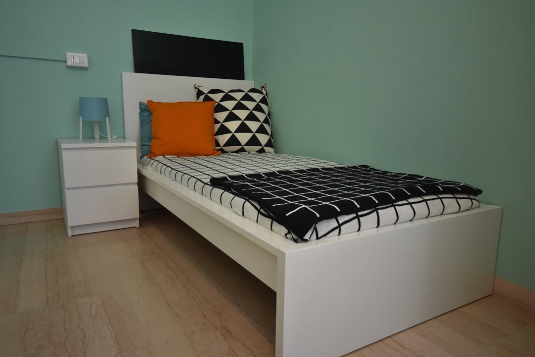 Private room for rent for €520 per month in Bergamo, Via Angelo Maj