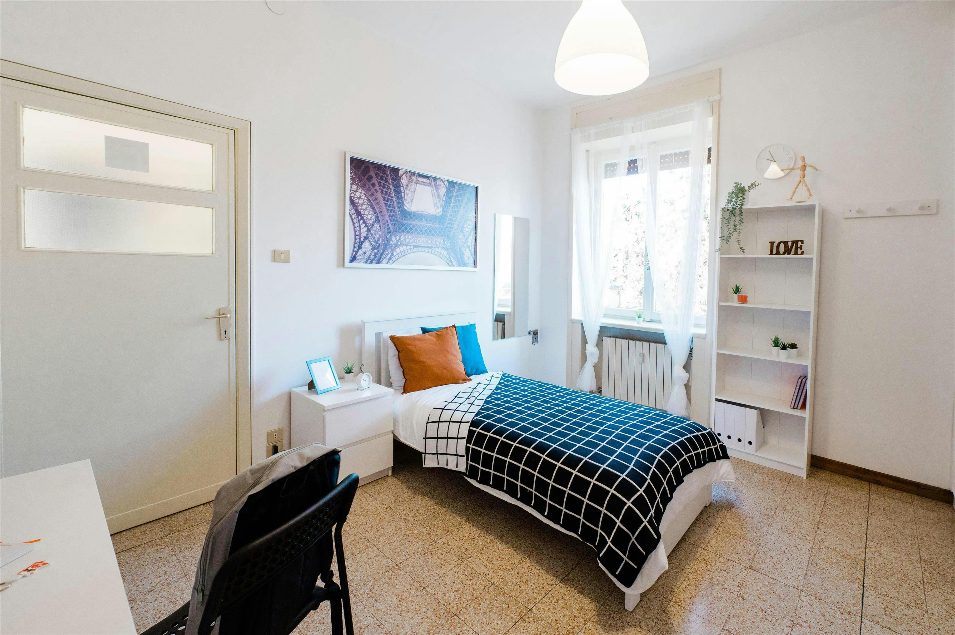 Private room for rent for €520 per month in Bergamo, Via G. Suardi