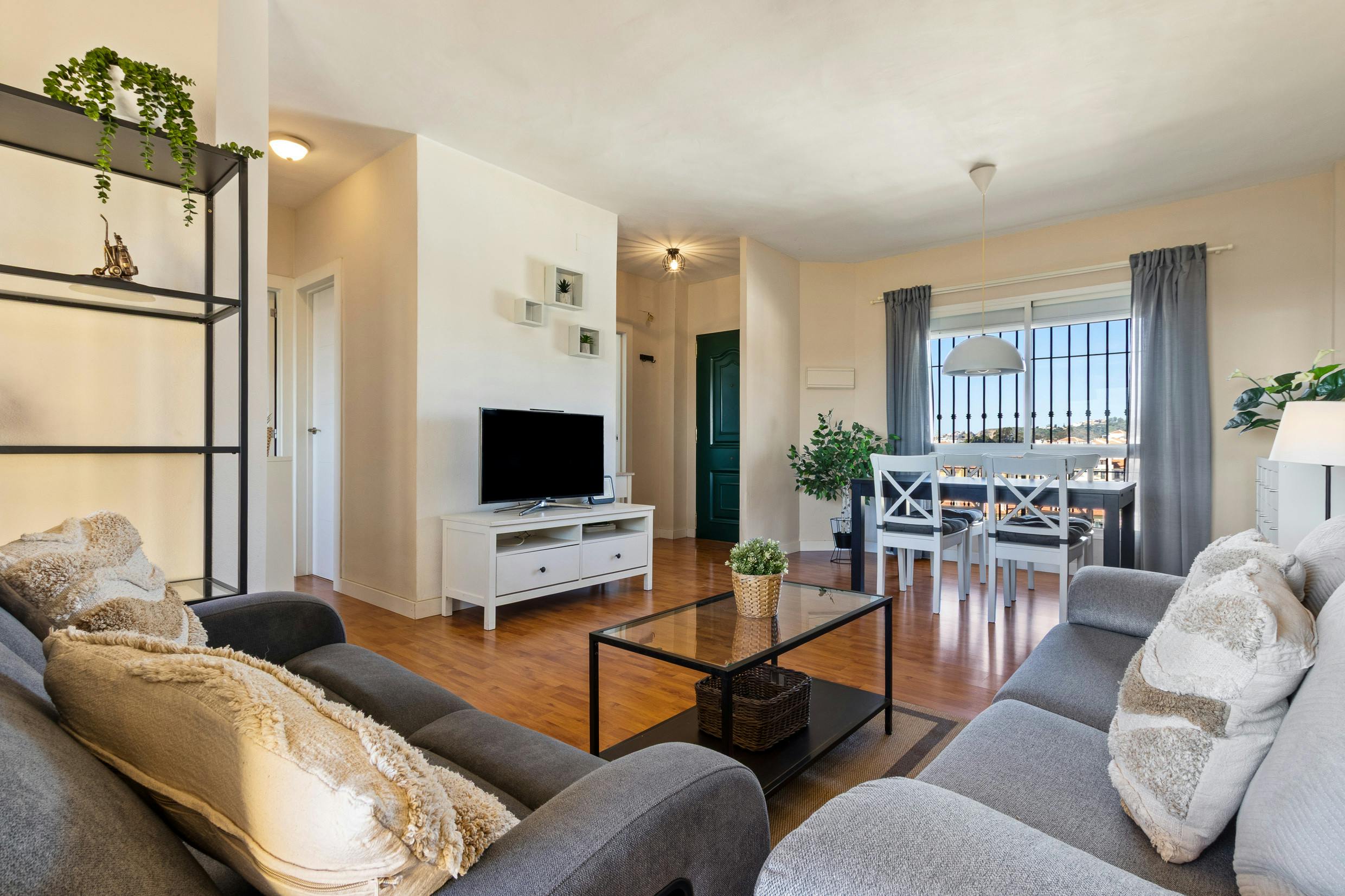 Apartment for rent for €9,999 per month in Torre de Benagalbón, Calle Serrezuela