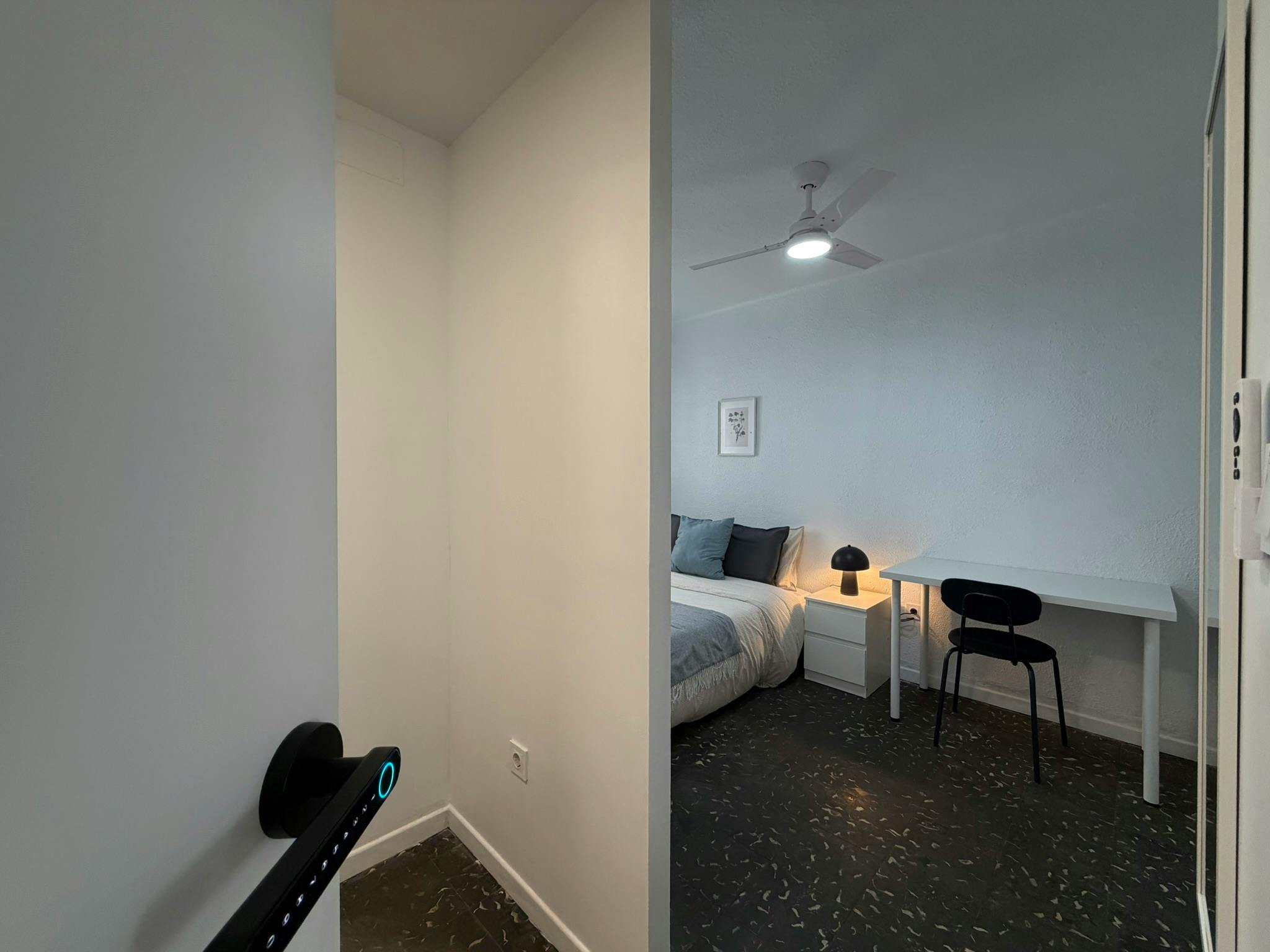Single room Xirivella, 1 bed, 17m² — photo 8
