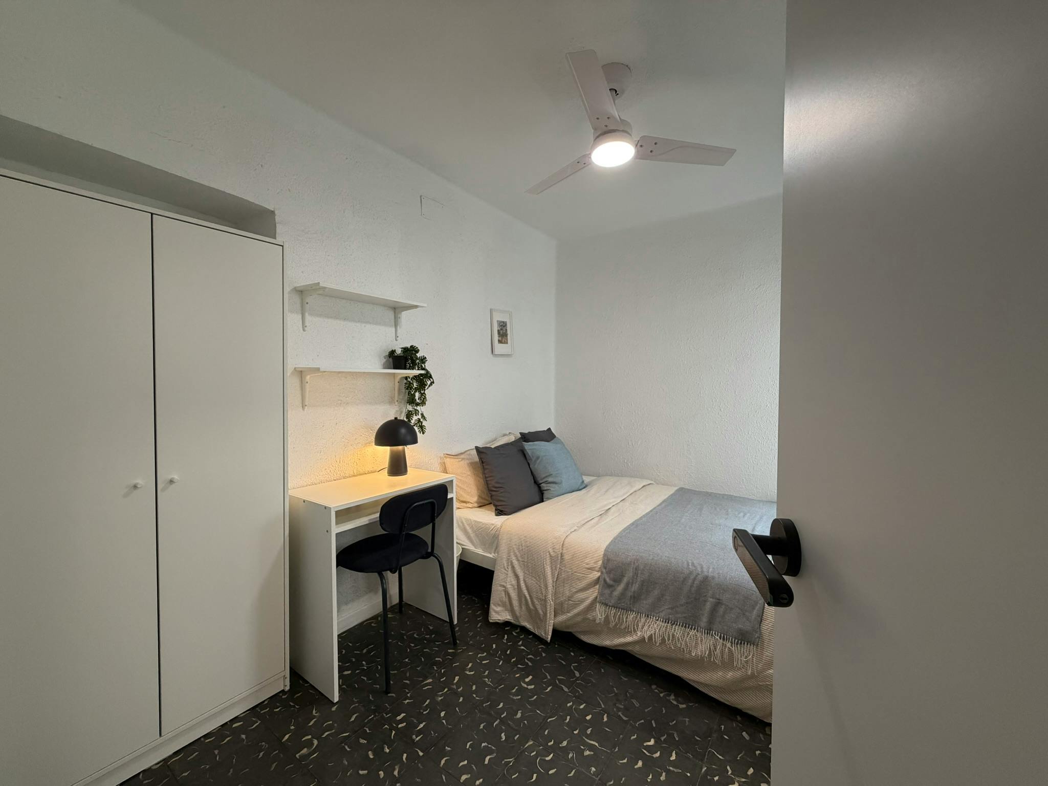 Single room Xirivella, 1 bed, 13m² — photo 2