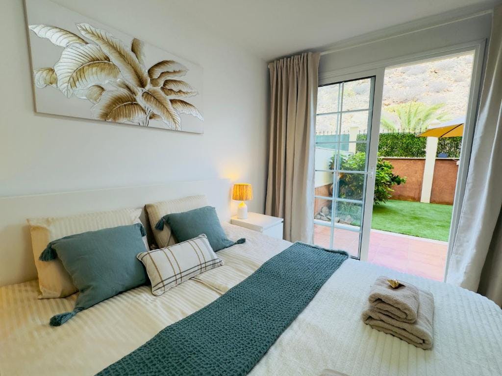 Apartment for rent for €3,000 per month in Palm-Mar, Calle Quetzal