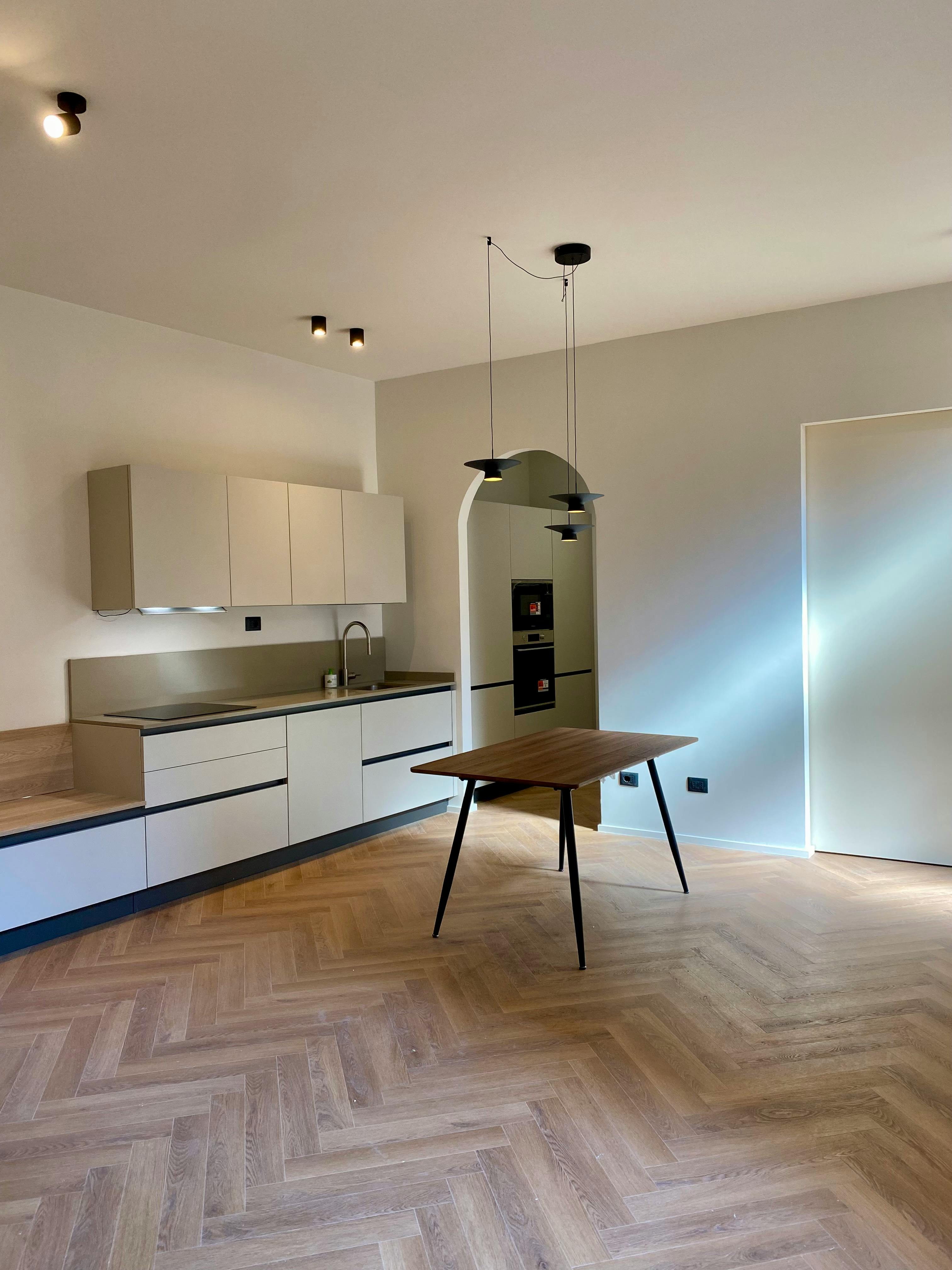 公寓 正在以 €2,900 的月租出租，其位于 Como, Via Milano