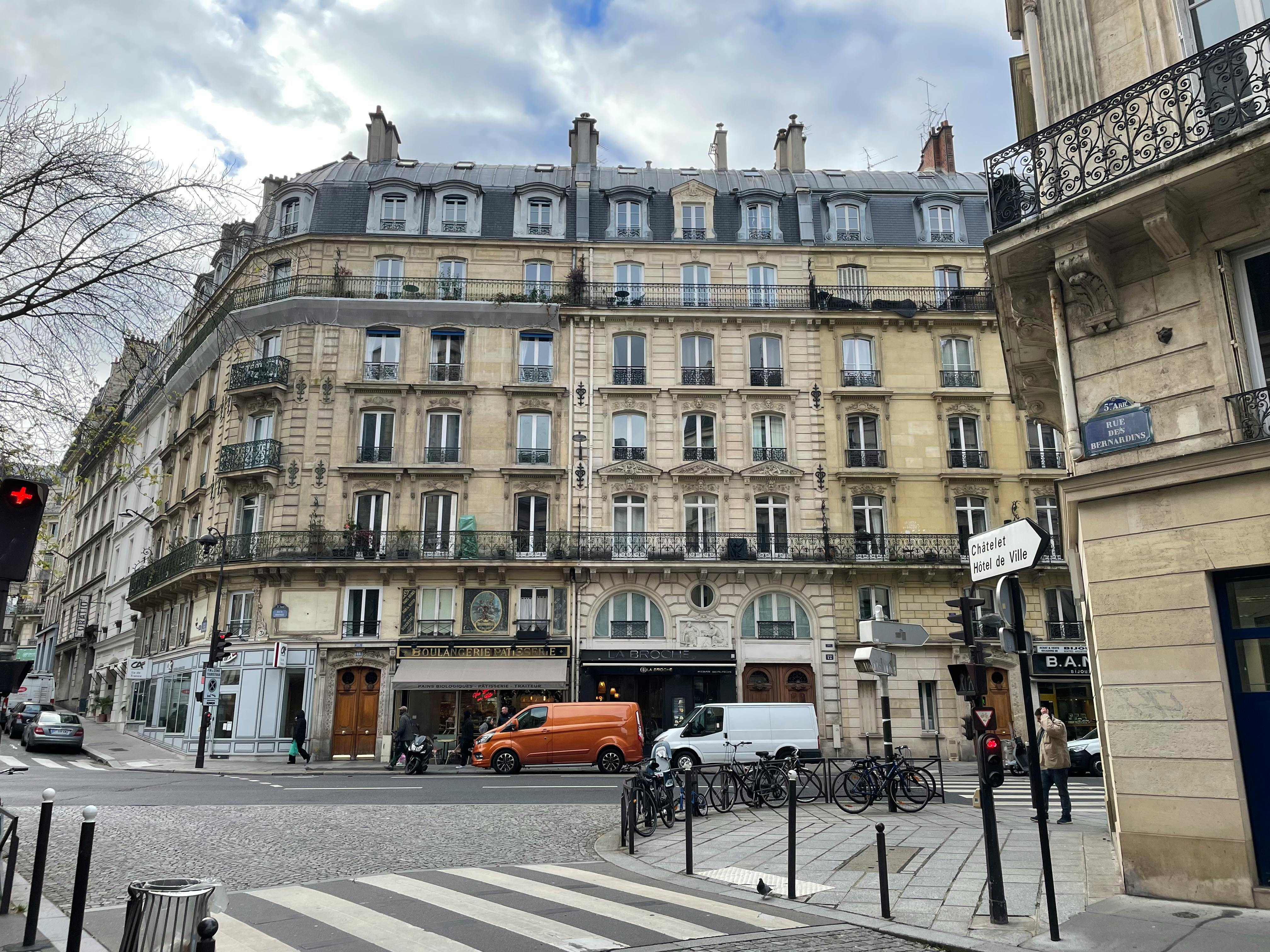 Apartment for rent for €1,690 per month in Paris, Rue Monge