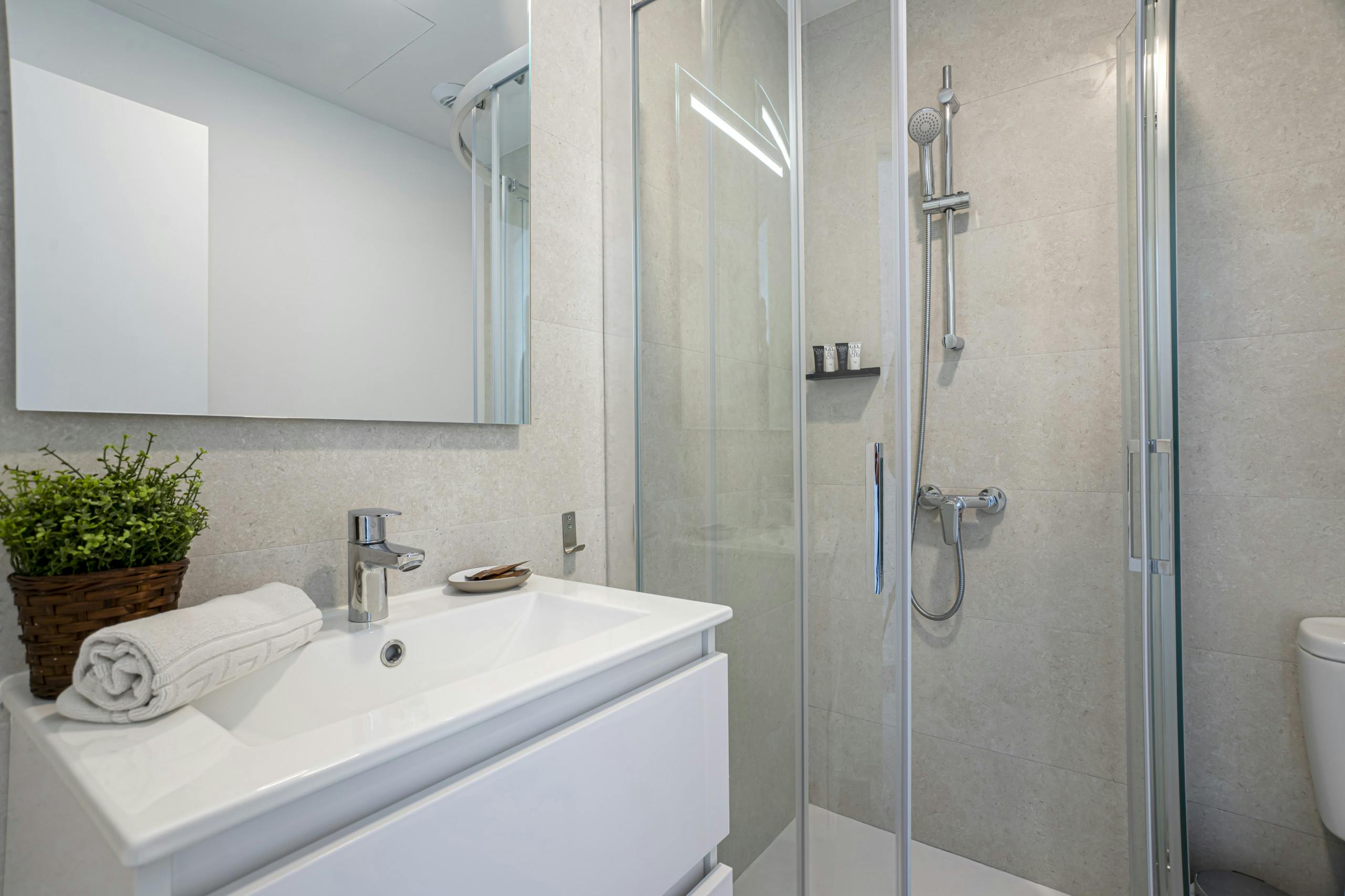 Apartment for rent for €9,999 per month in Málaga, Calle Vicente Gómez de Cádiz