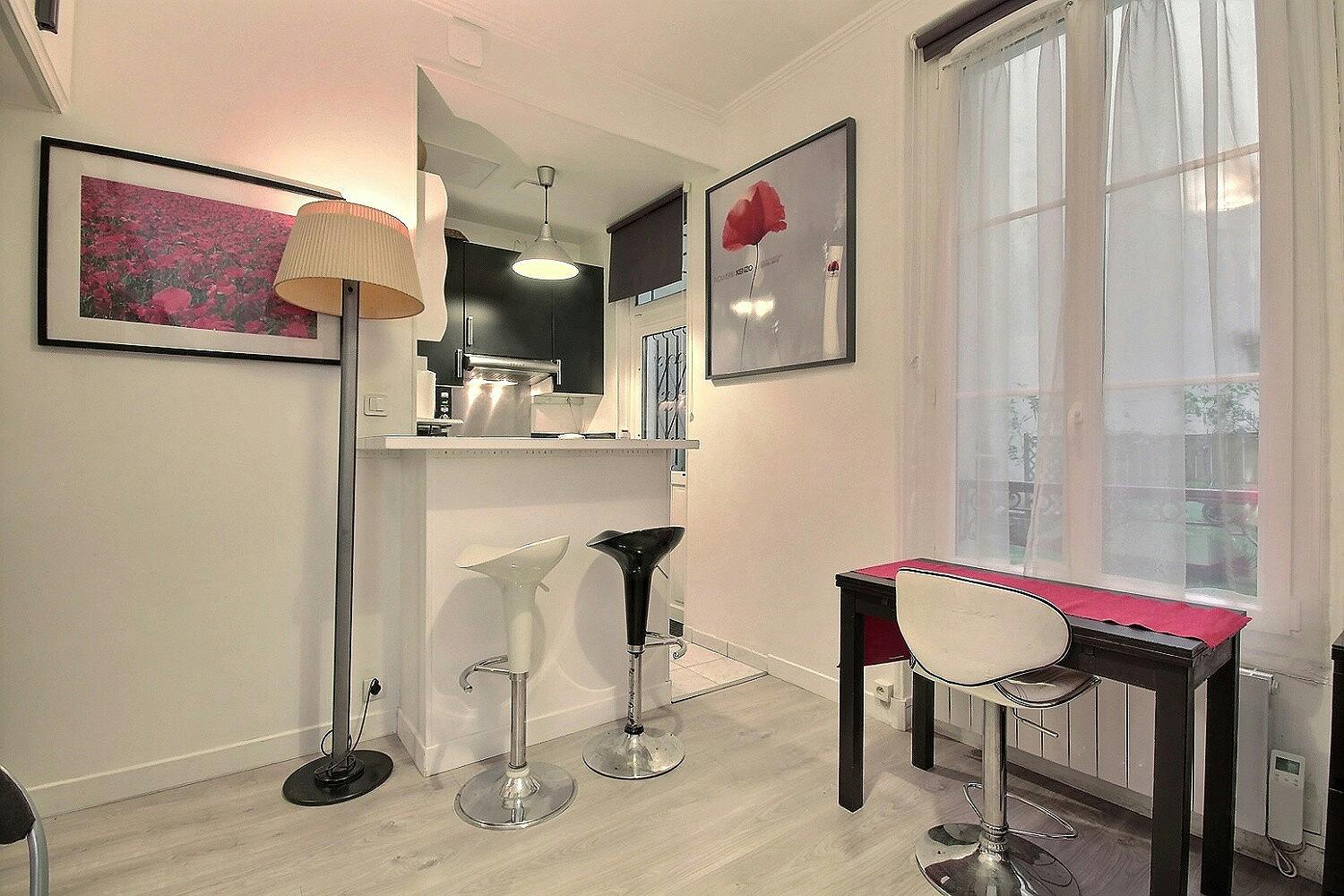 Studio for rent for €1,338 per month in Paris, Rue Marcadet