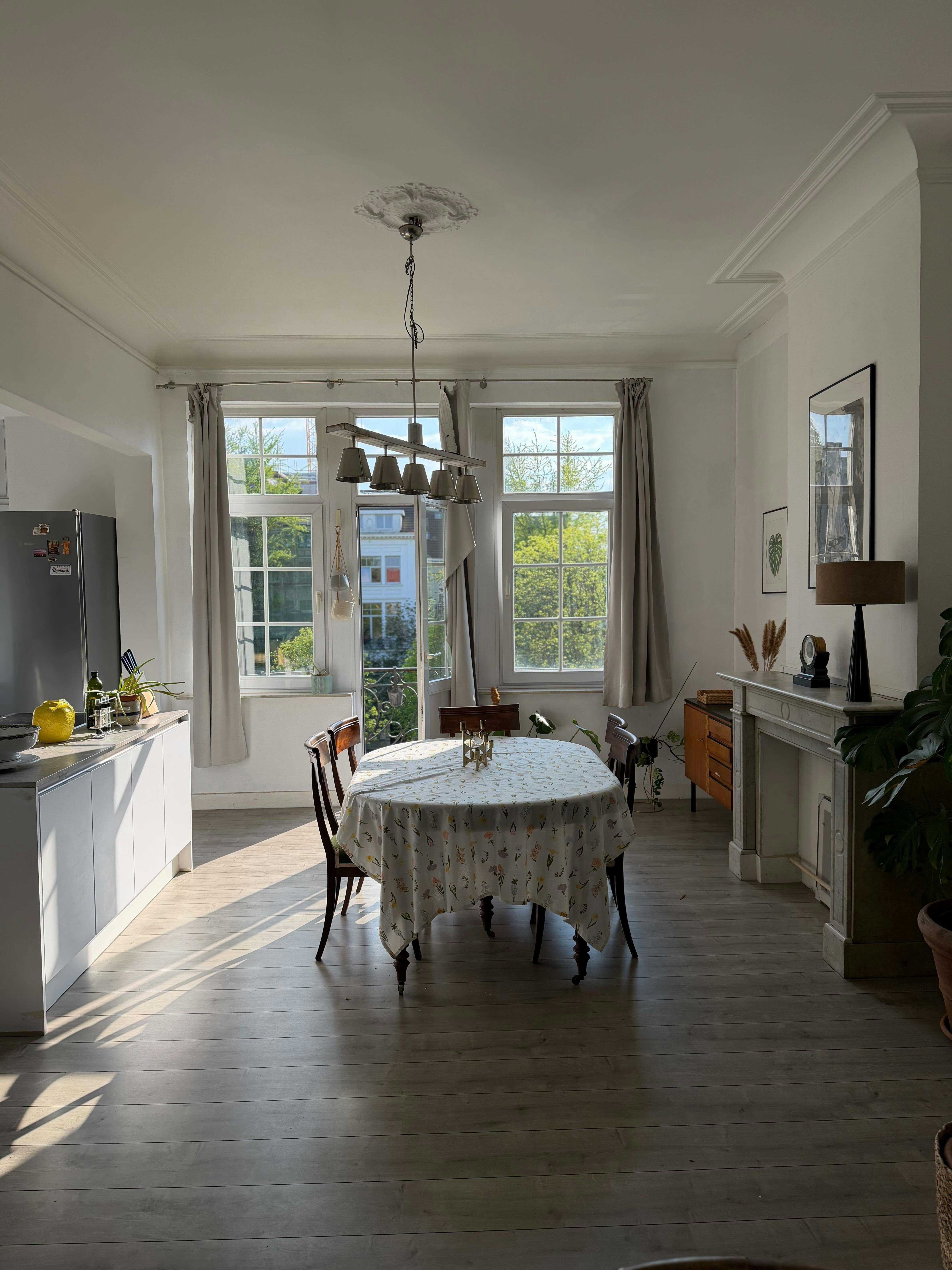 Apartment for rent for €1,200 per month in Schaerbeek, Avenue Huart Hamoir