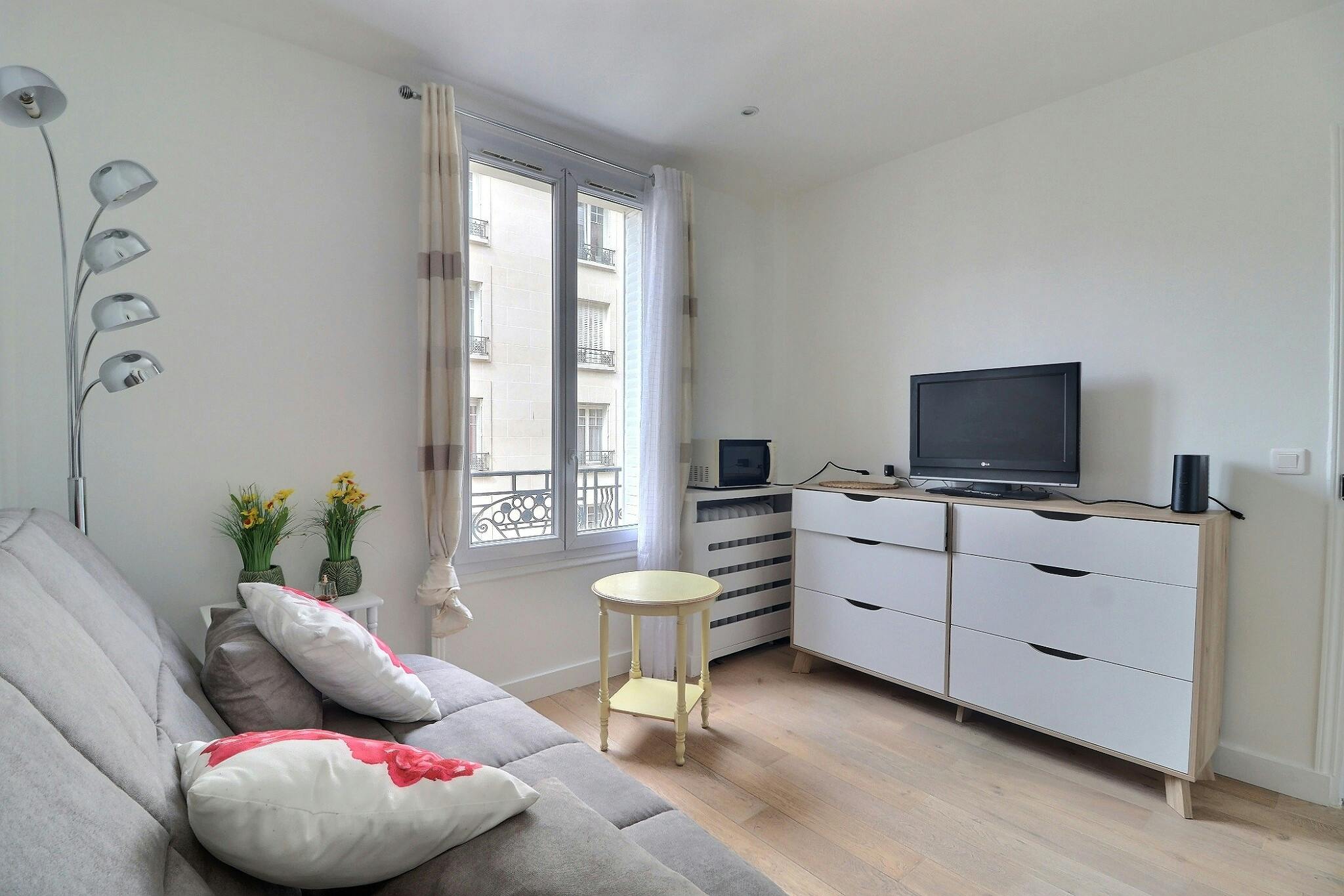 Studio for rent for €1,242 per month in Paris, Rue de la Convention