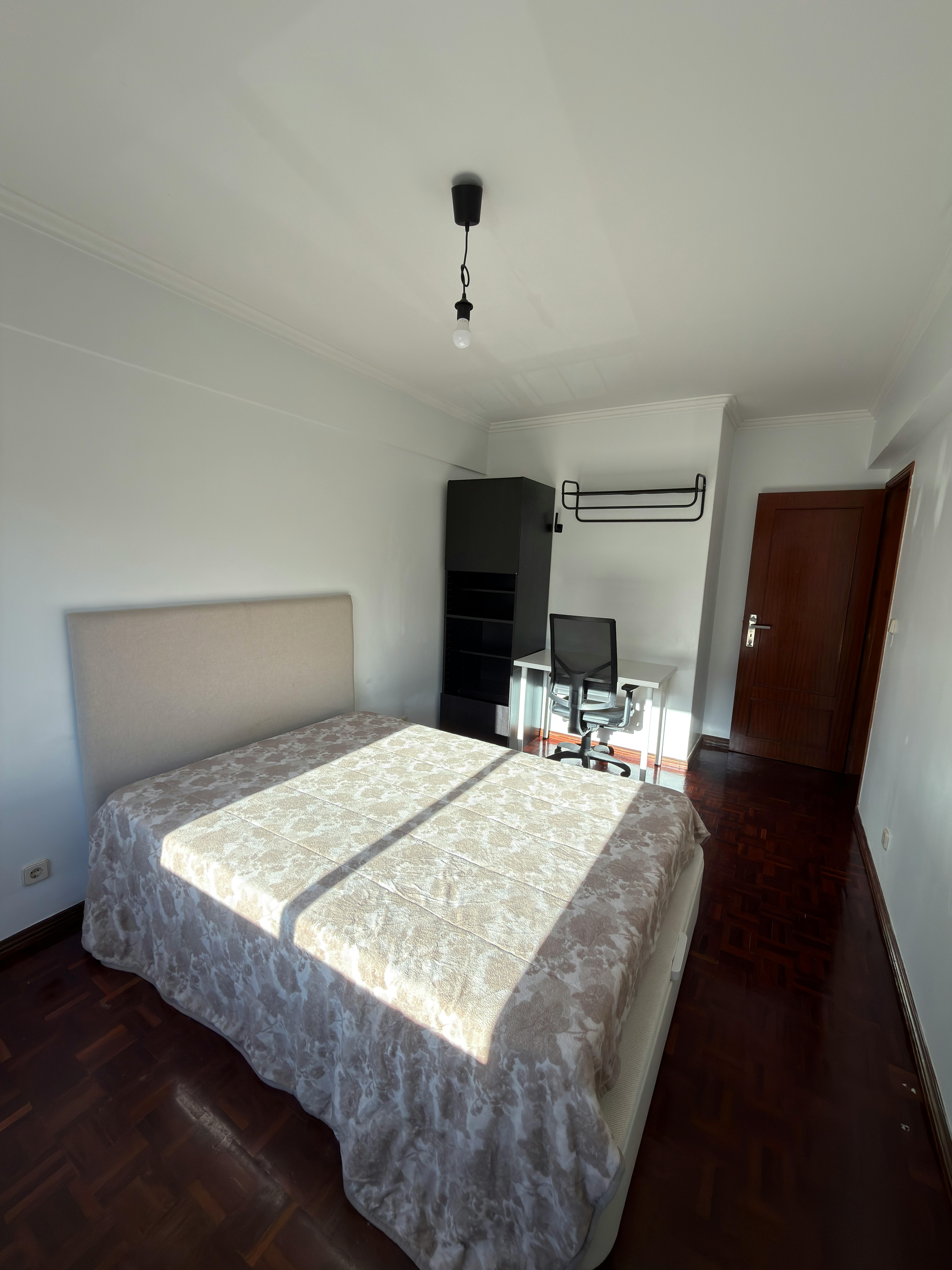 Private room for rent for €500 per month in Carcavelos, Avenida Doutor Francisco Sá Carneiro