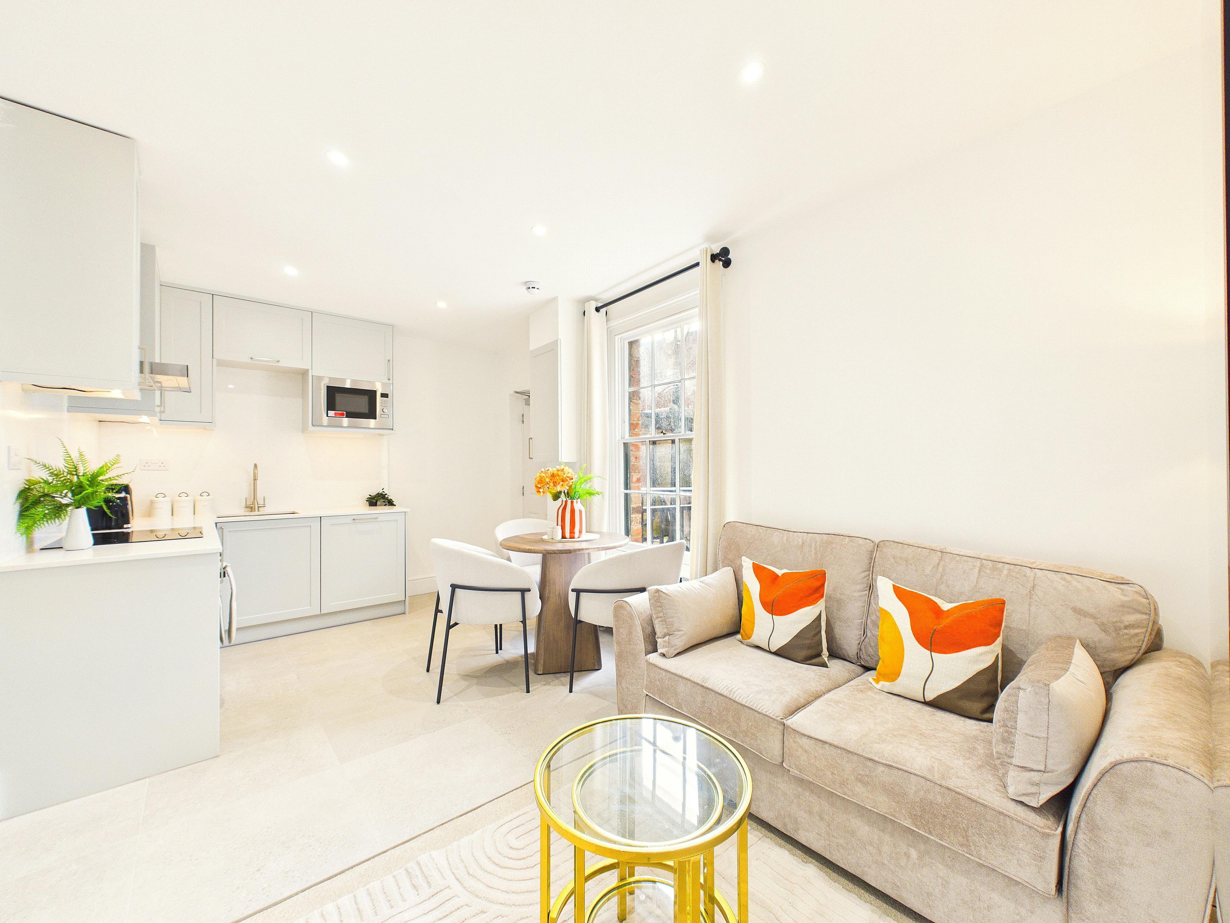 Wohnung zu mieten für 2.500 £ pro Monat in Cheltenham, Henrietta Street