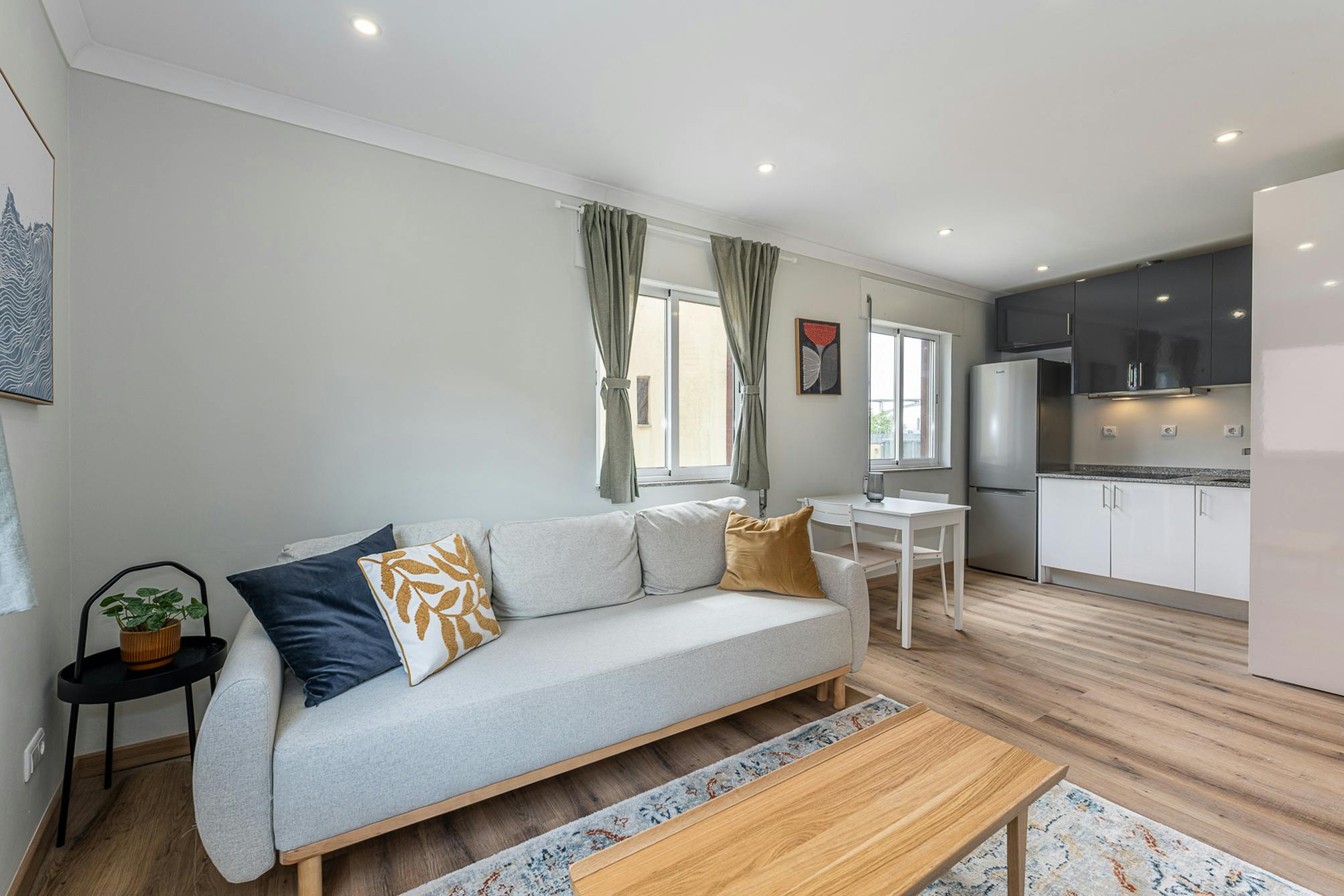 House for rent for €2,000 per month in Porto, Rua Flora