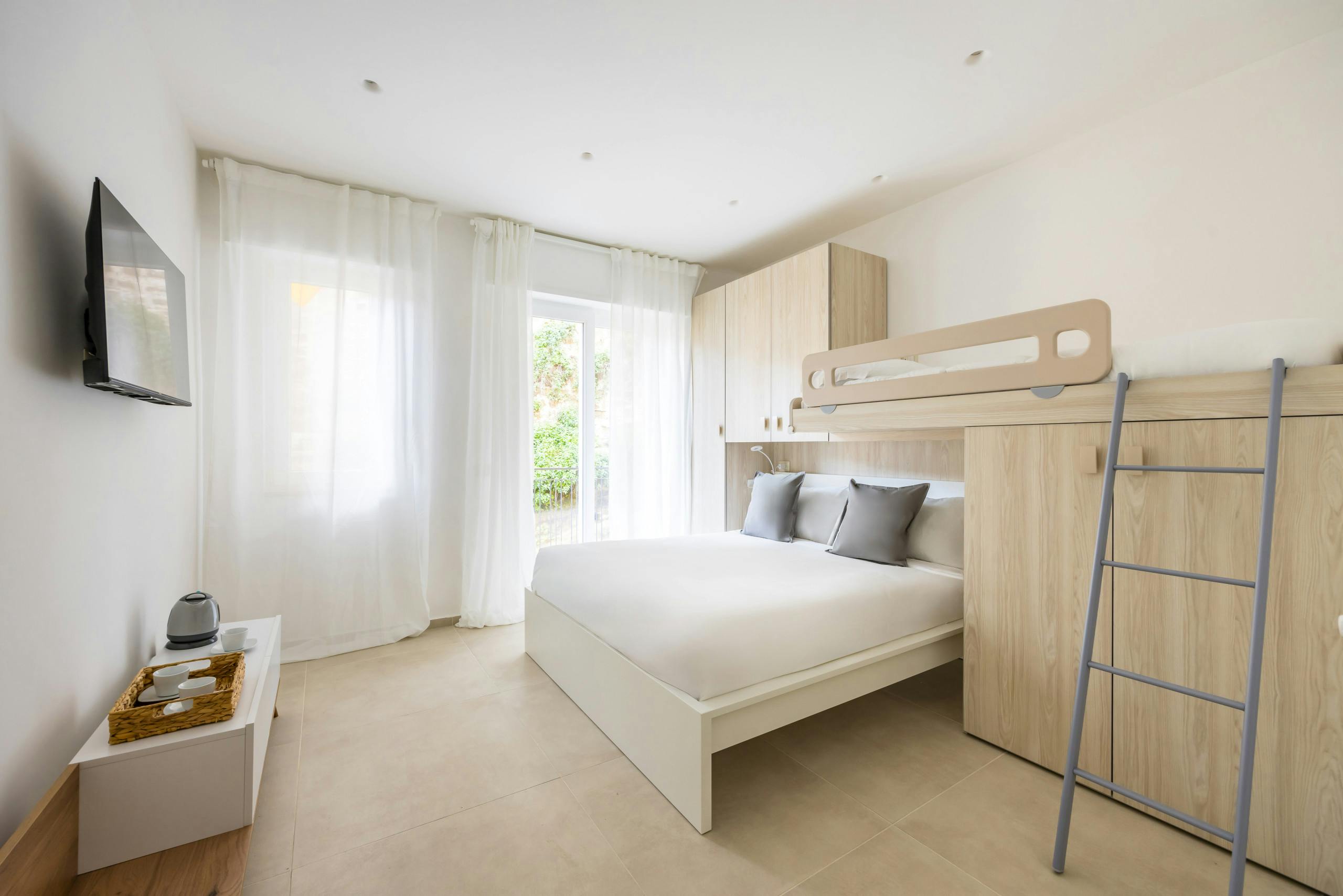 Building for rent for €9,999 per month in Naples, Salita Sant'Antonio Ai Monti