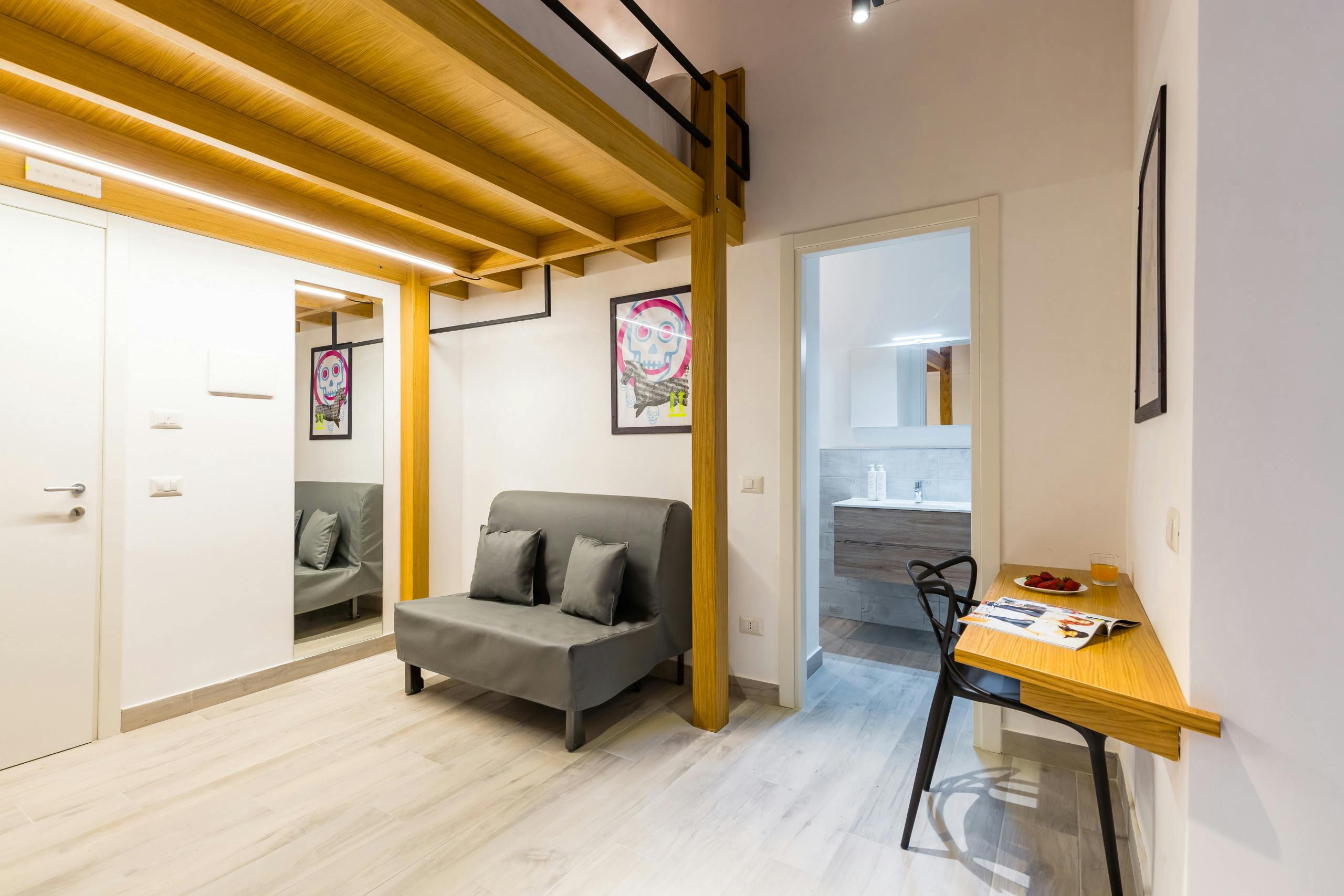 Building for rent for €9,999 per month in Naples, Via San Nicola dei Caserti