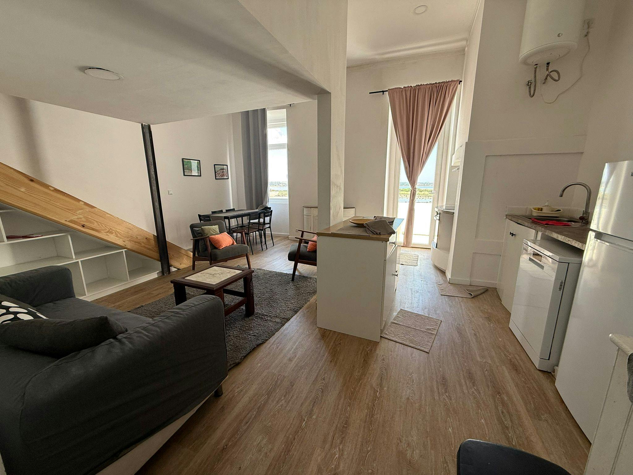 Apartment for rent for €1,200 per month in Barreiro, Rua Miguel Pais