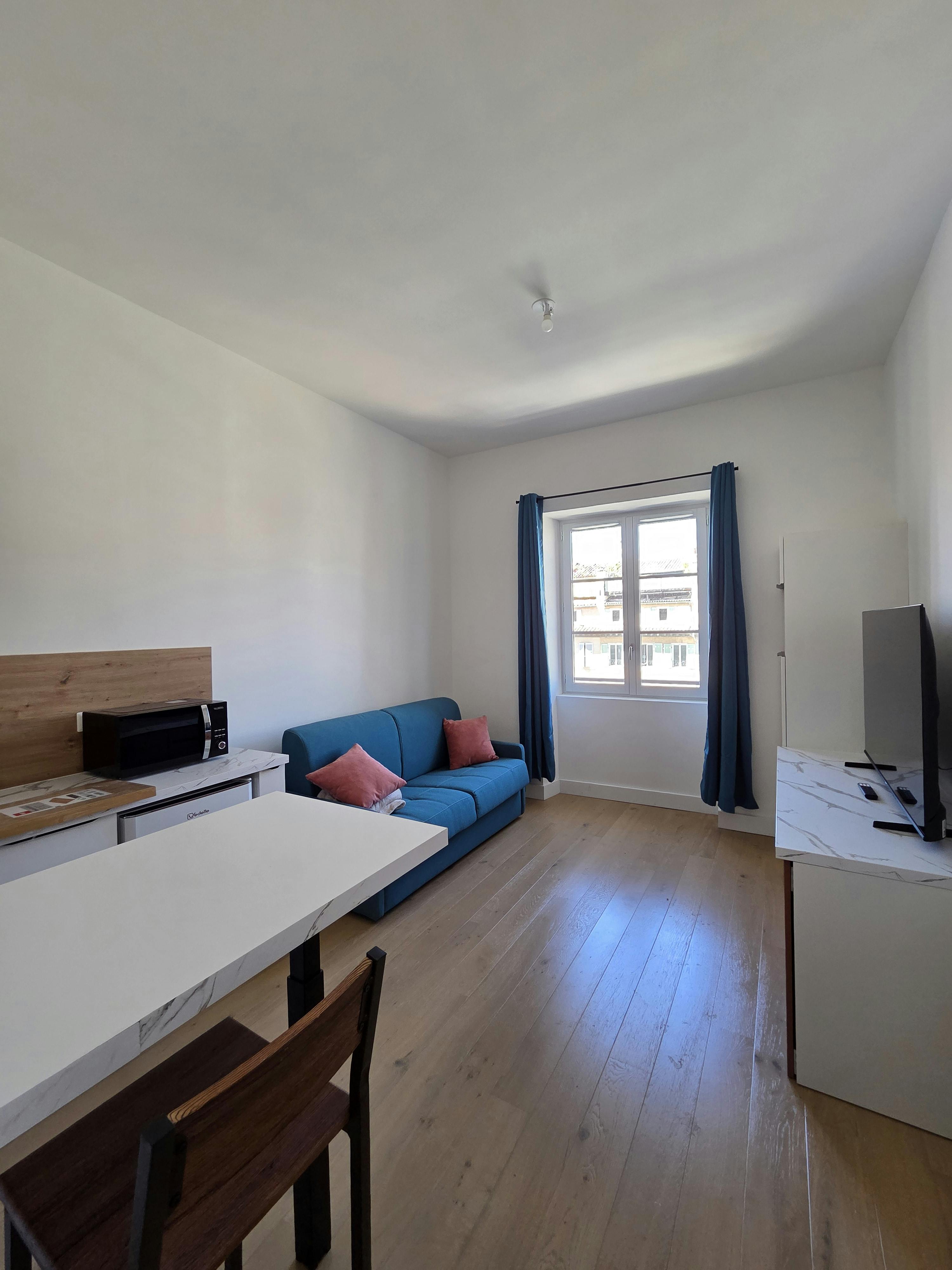 Studio for rent on Cours Honoré d'Estienne d'Orves, Marseille
