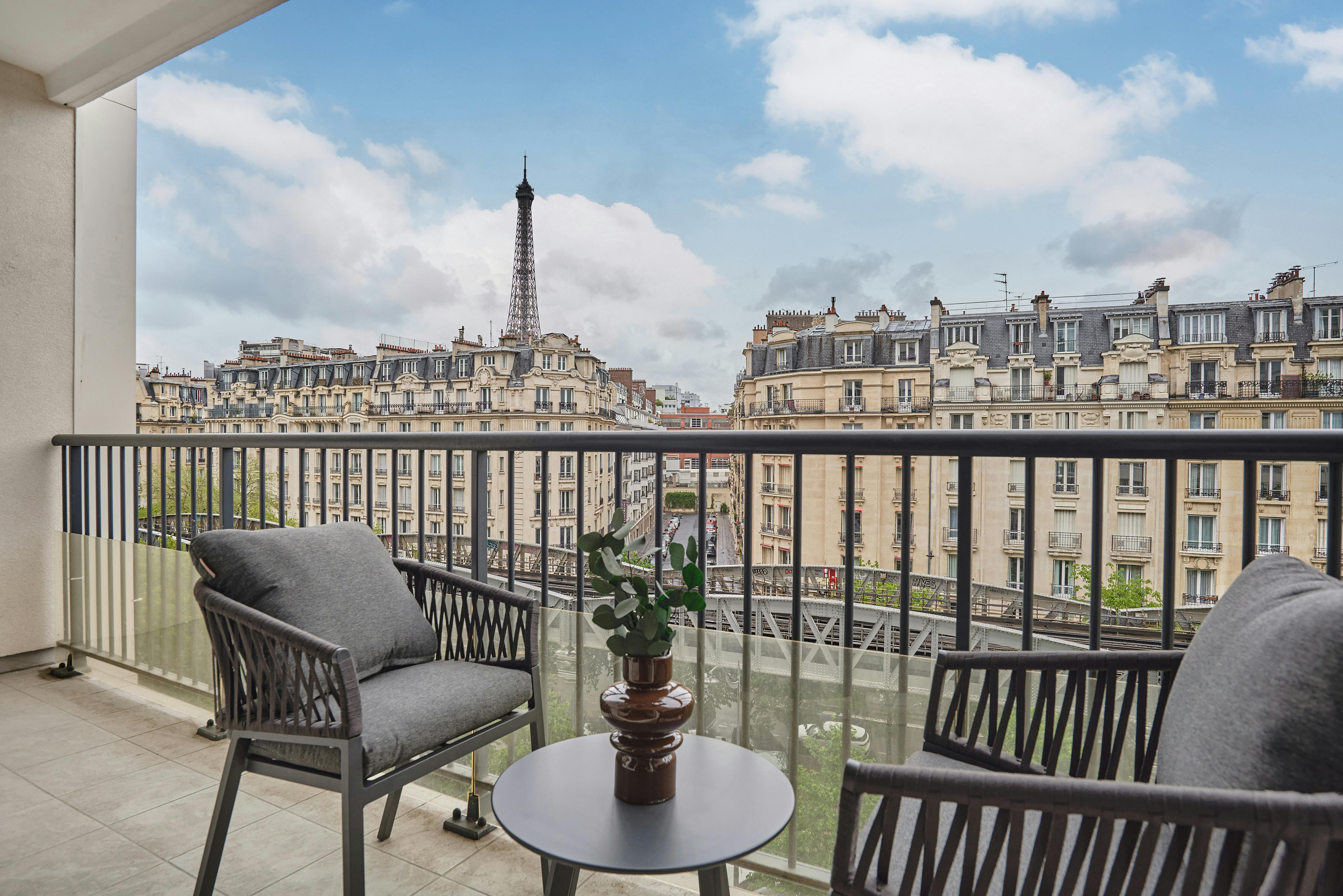 Rue Saint Charles, Paris preview