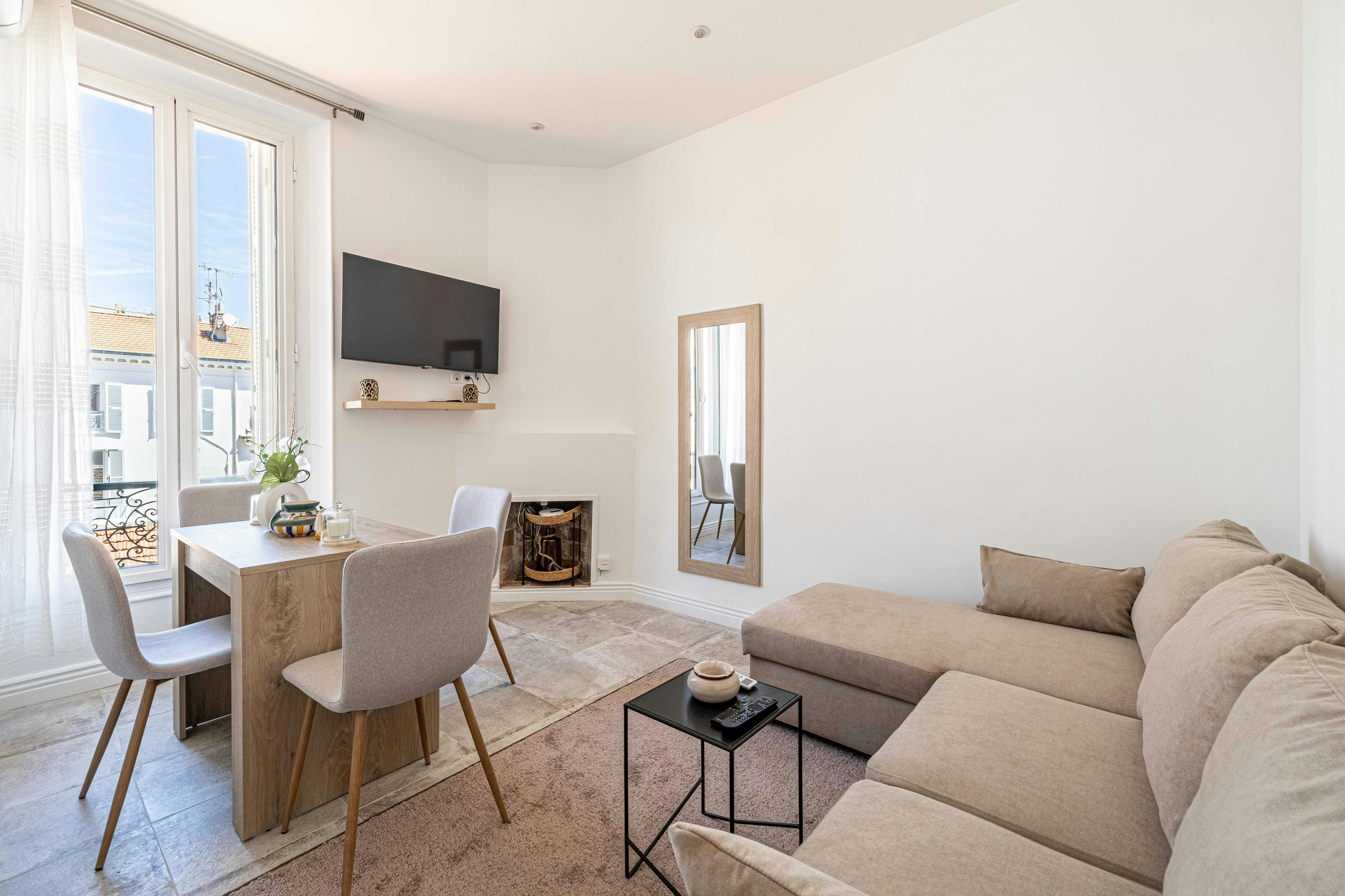 Apartment for rent for €1,710 per month in Cannes, Rue Hoche