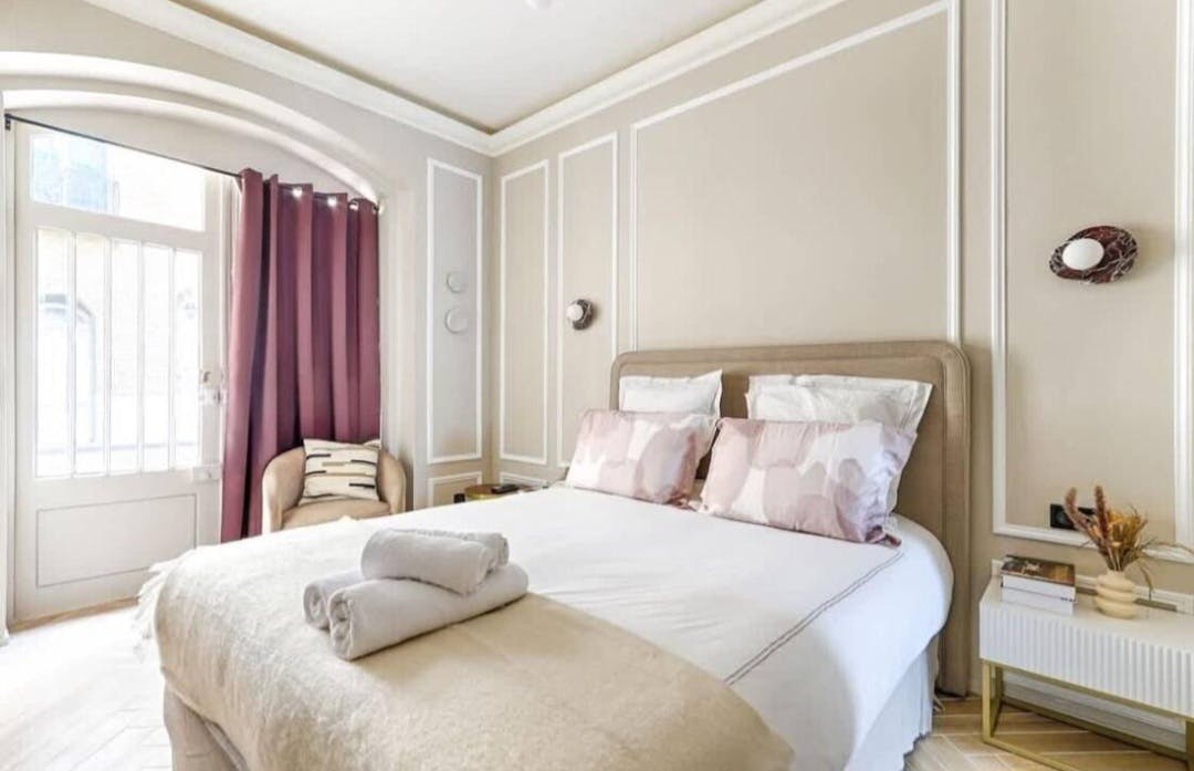 Studio for rent for €1,750 per month in Paris, Rue Fabert