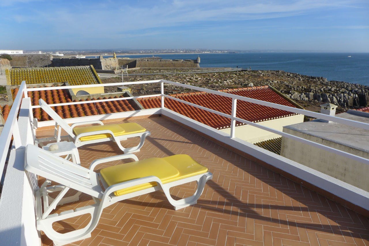 Apartment for rent for €1,500 per month in Peniche, Rua das Ondas