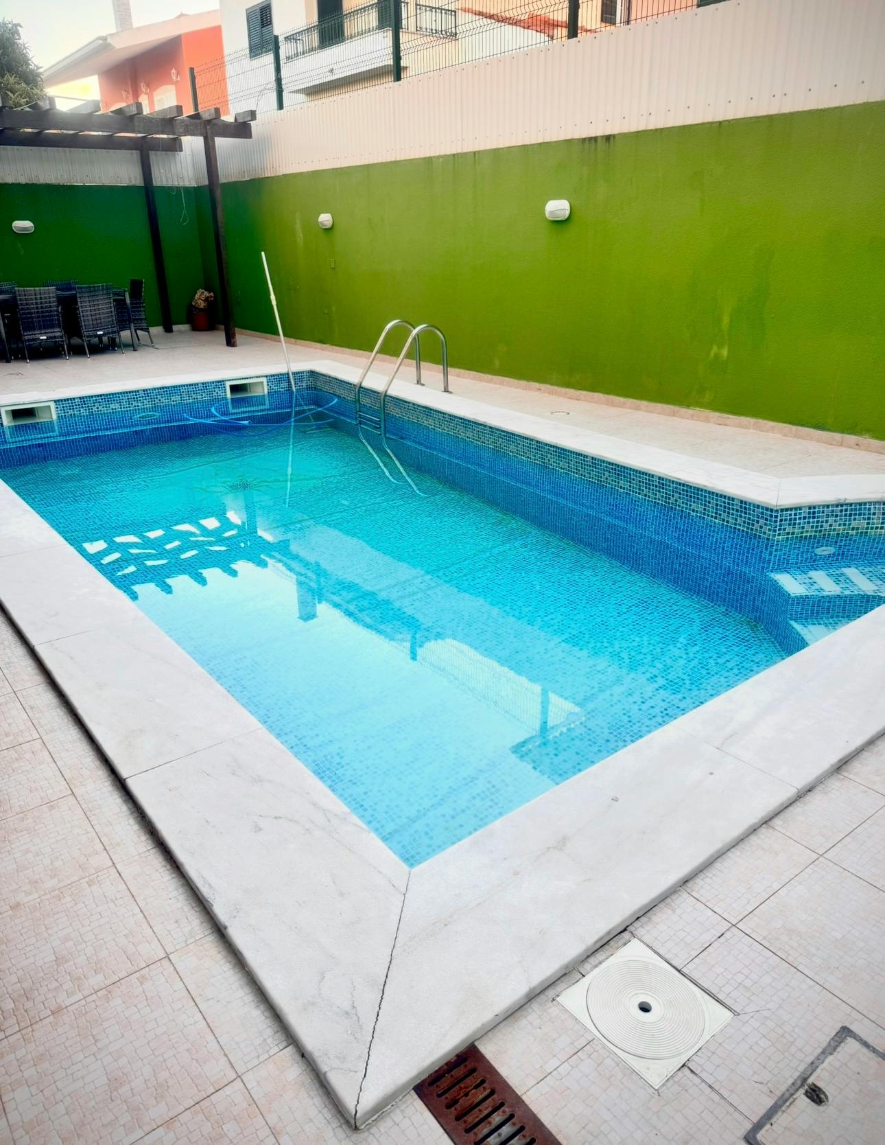 House for rent for €2,400 per month in Caxias, Rua dos Lilazes