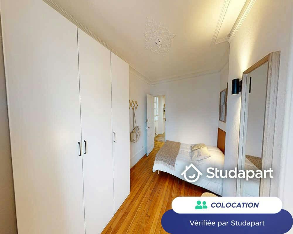 Private room for rent on Rue des Cloys, Paris - Vue 4