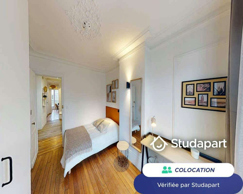 Private room for rent on Rue des Cloys, Paris - Vue 3
