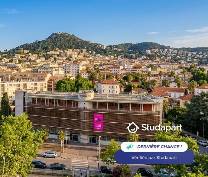 Apartment for rent for €685 per month in Hyères, Place Vicomtesse Marie Louise de Noailles
