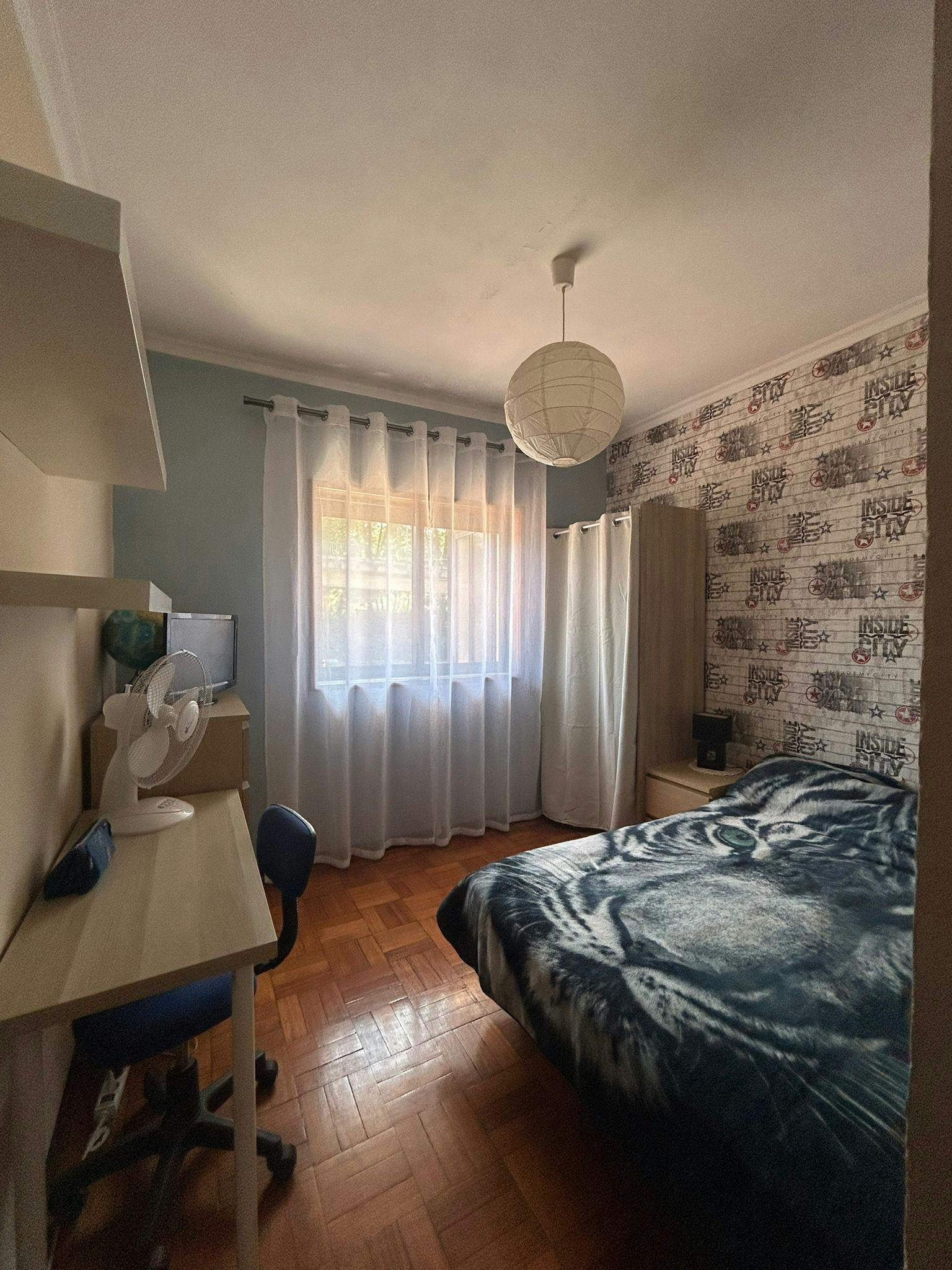WG-Zimmer zu mieten für 320 € pro Monat in Campo, Rua do Chá