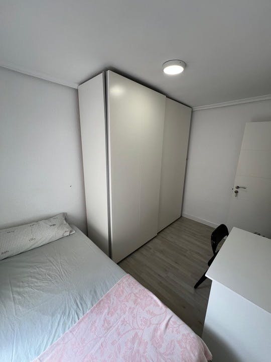 Habitación privada en alquiler por 500 € al mes en L'Hospitalet de Llobregat, Carrer de la Literatura