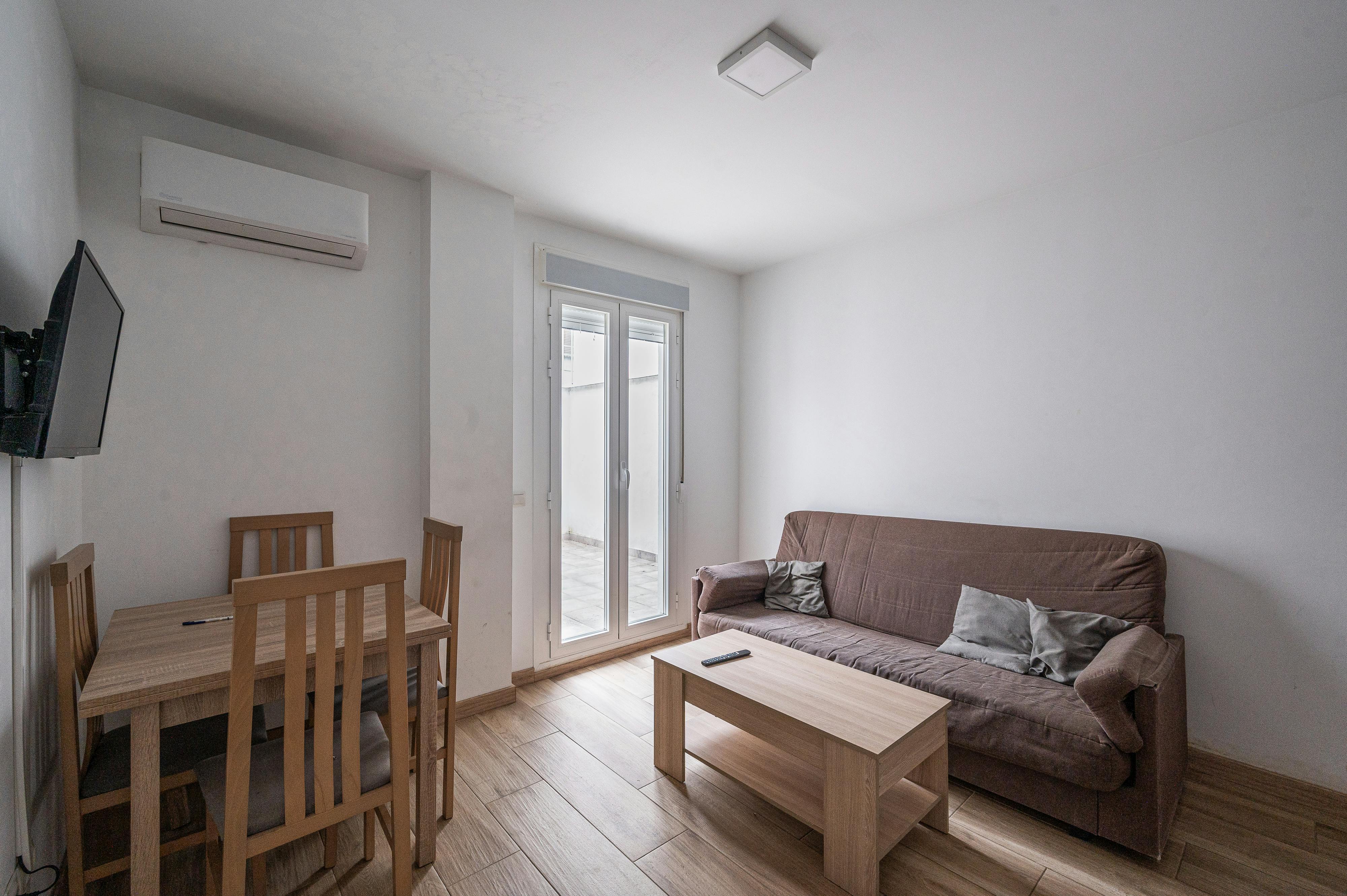 Apartment for rent for €950 per month in Madrid, Calle Francisco Ordónez