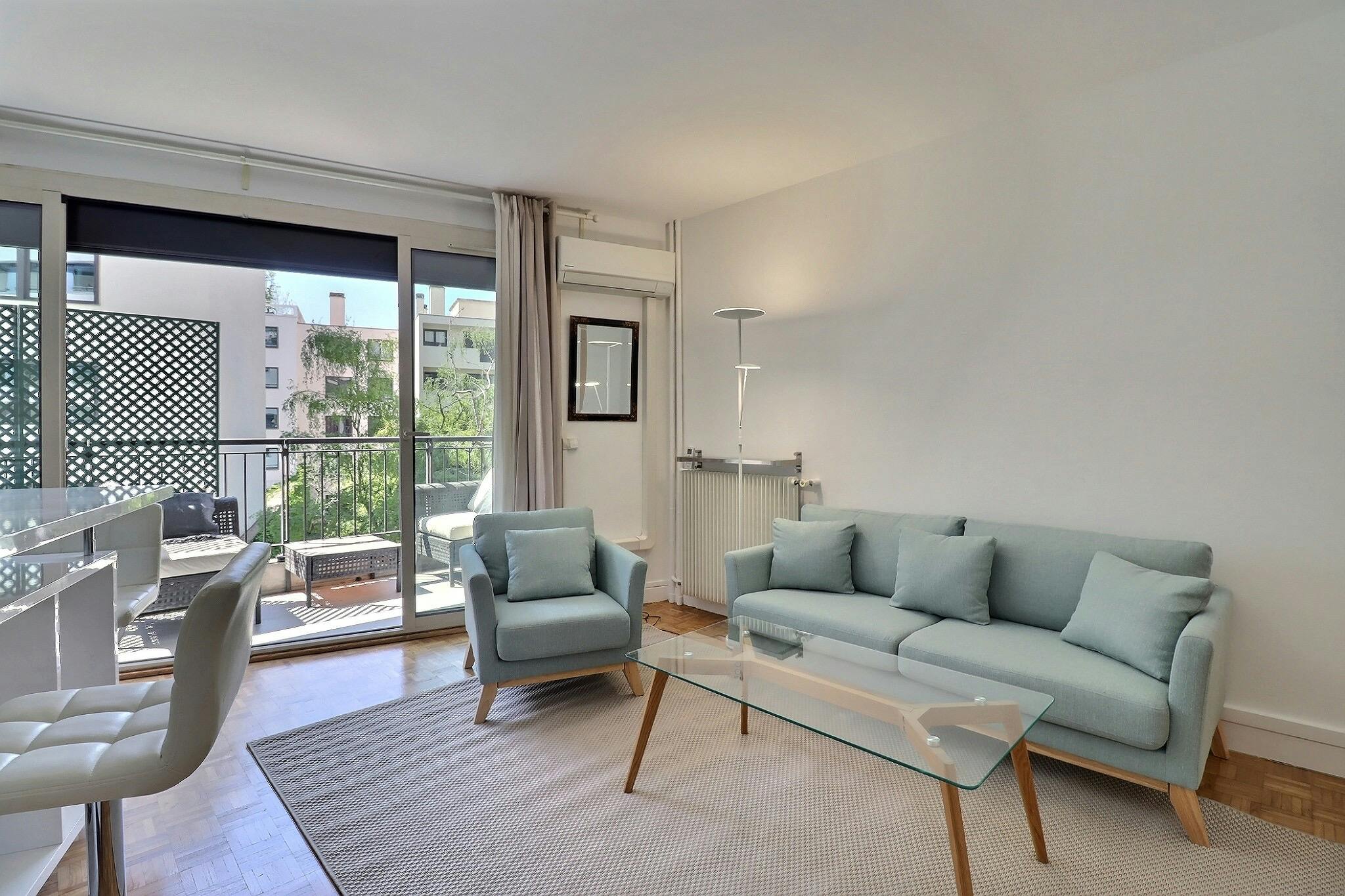 Apartment for rent for €1,728 per month in Neuilly-sur-Seine, Avenue Charles de Gaulle