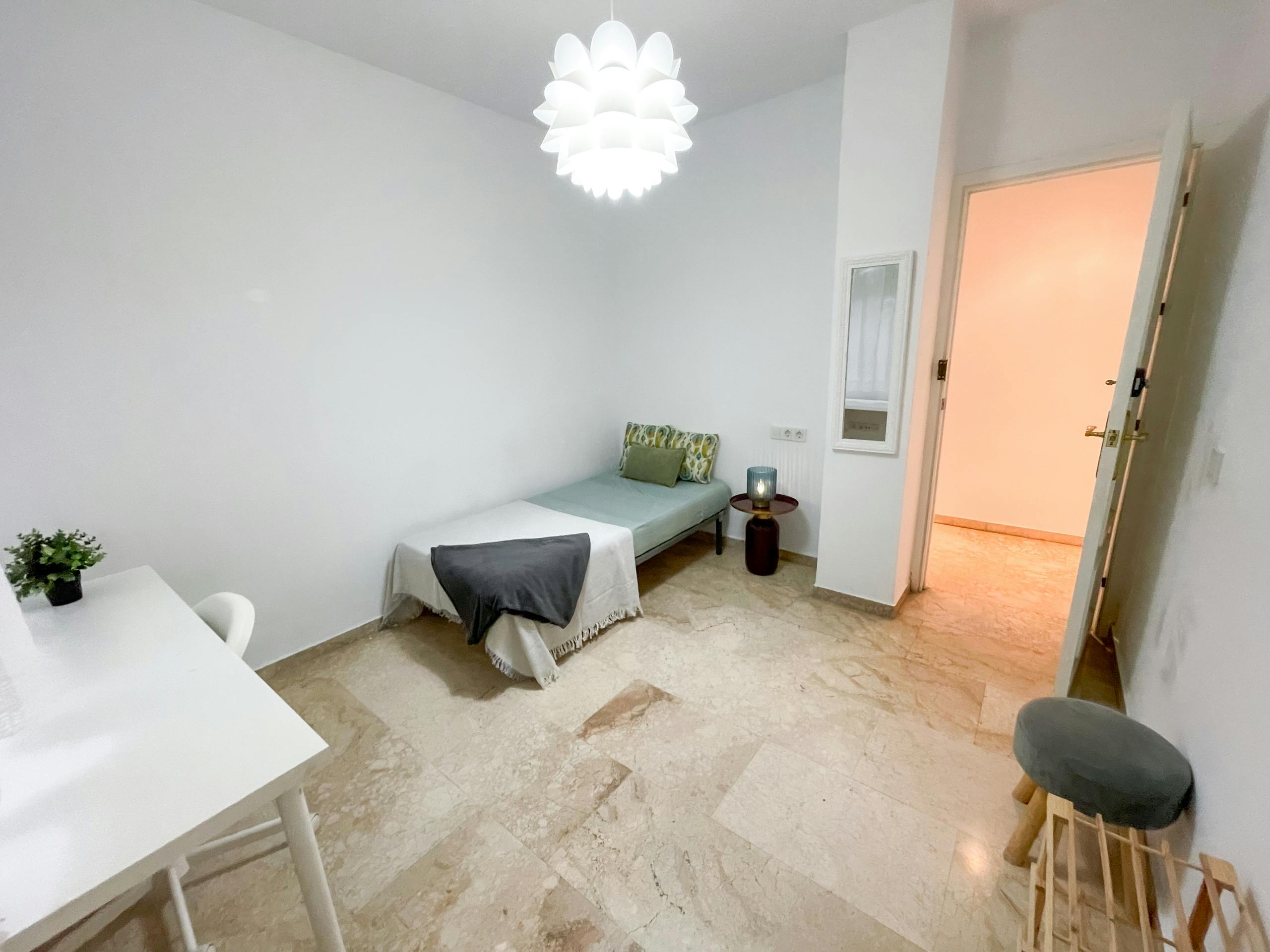 Private room for rent for €650 per month in Sevilla, Génova