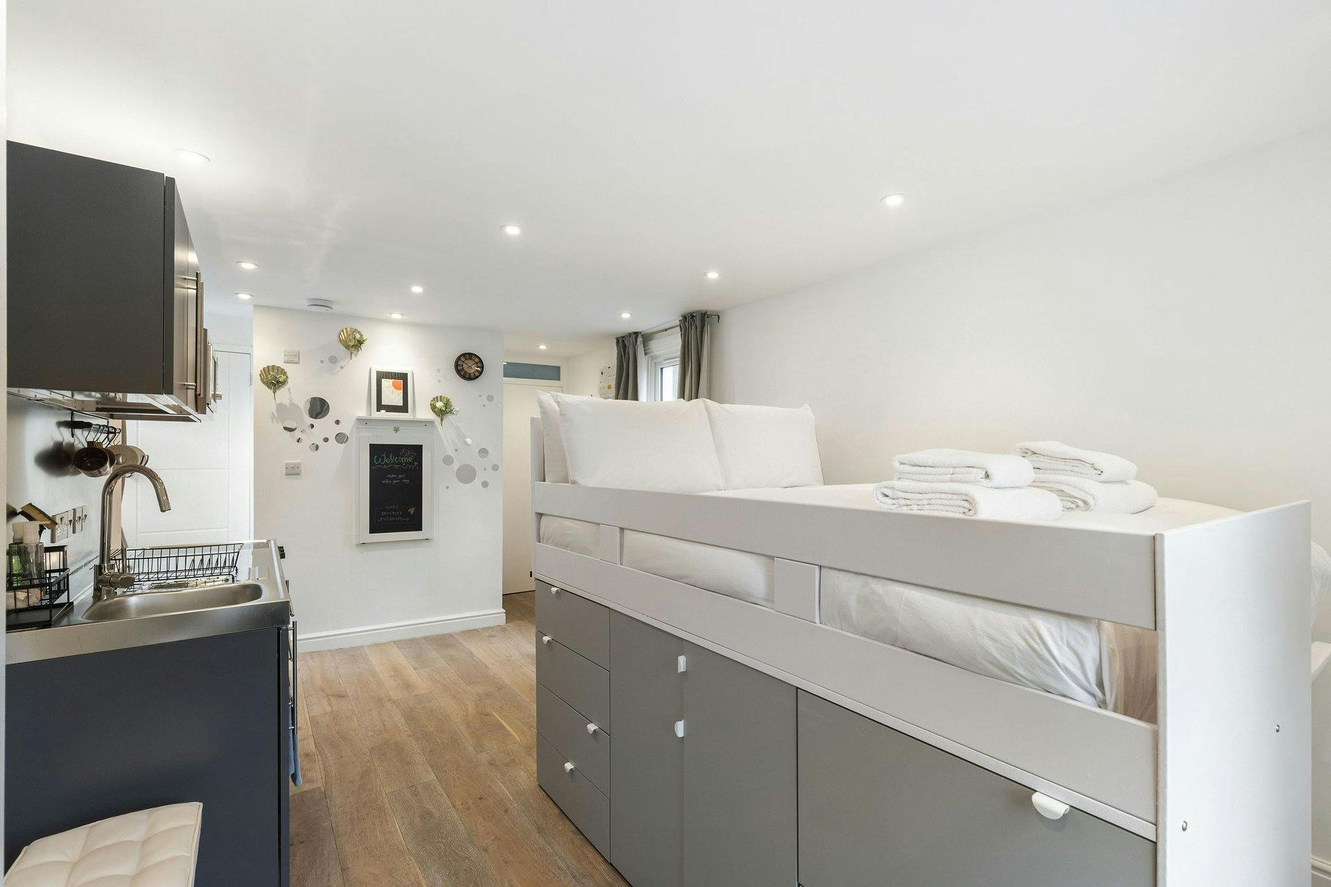 Studio para alugar por £ 1.800 por mês em London, Stamford Brook Road